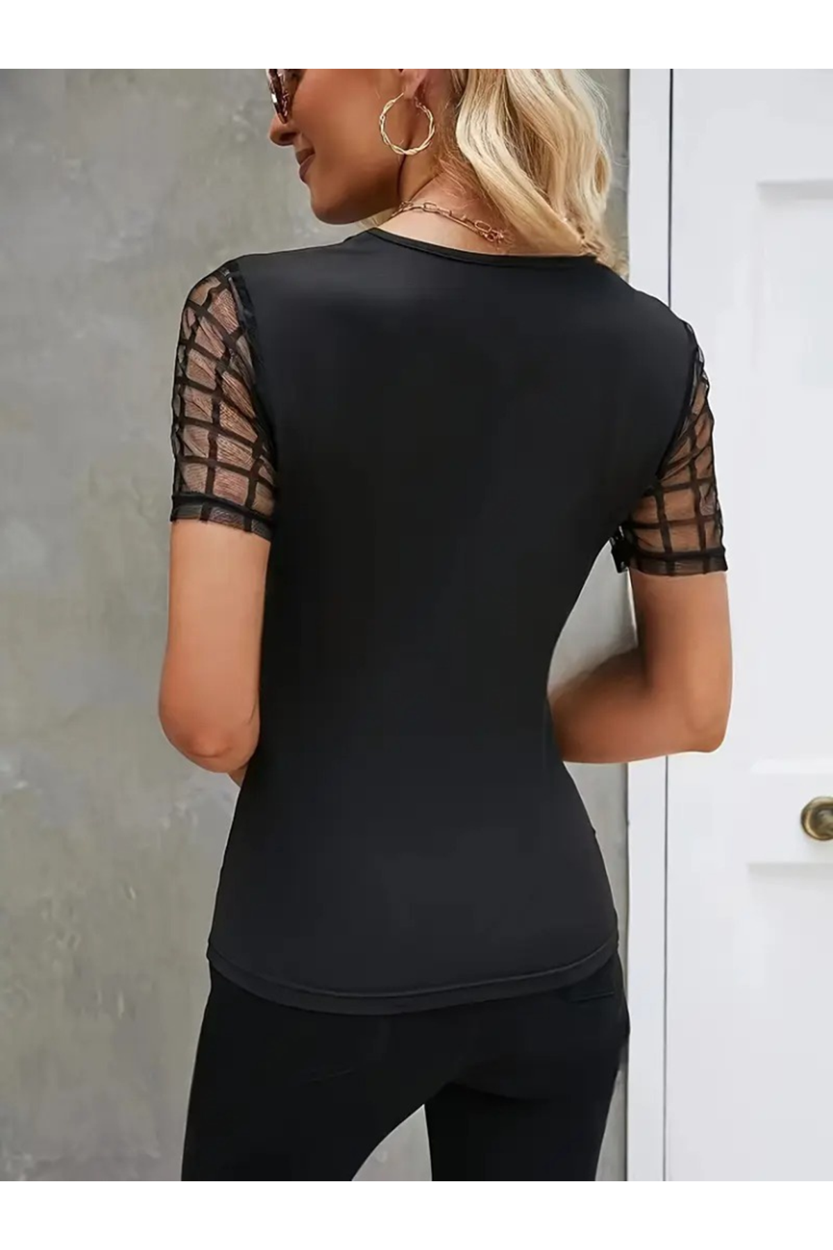 Kadın Kısa Kollu Yakası Açık Damla Ağ Tül Detaylı Viskon Bluz