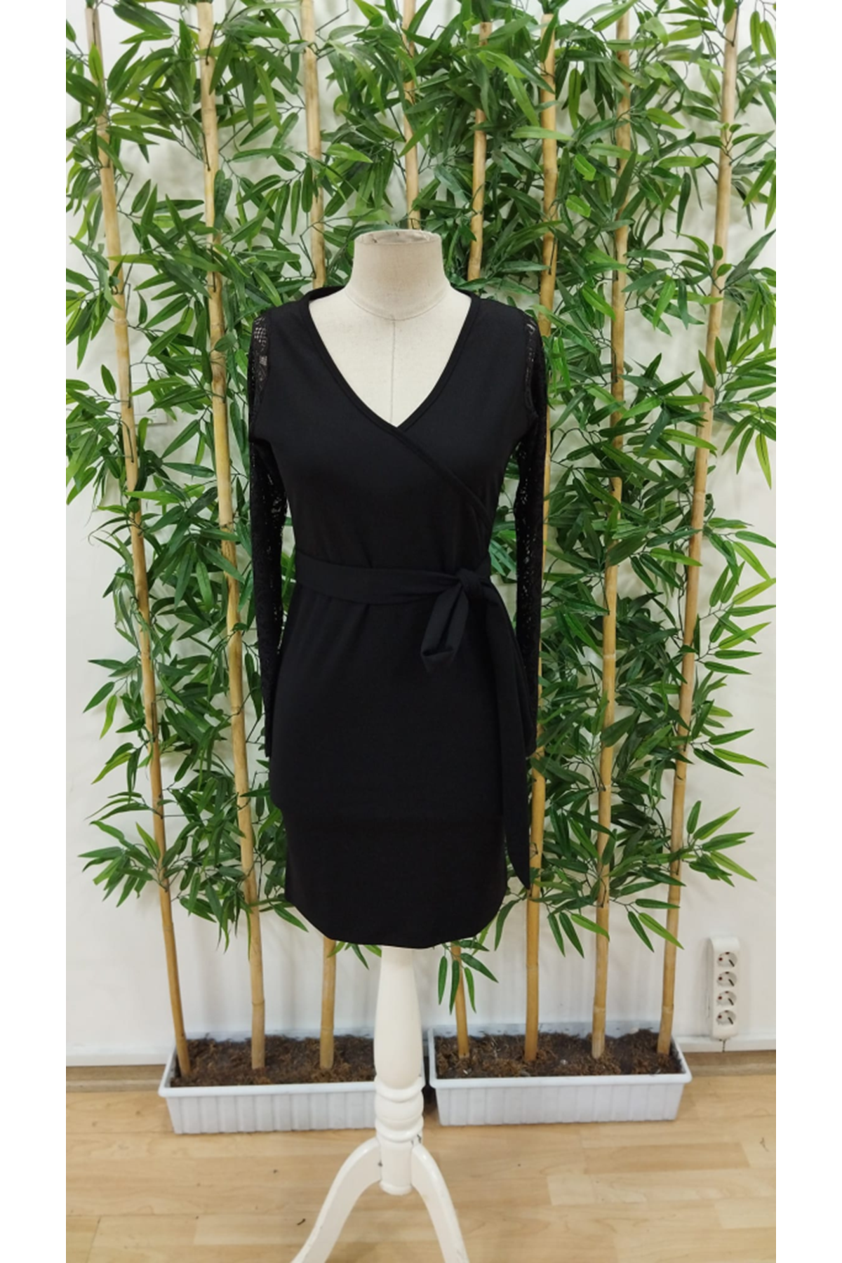 Kadın Uzun Kollu Kruvaze Yaka Belden Kuşaklı Dantel Detaylı Kısa Ithal Krep Elbise