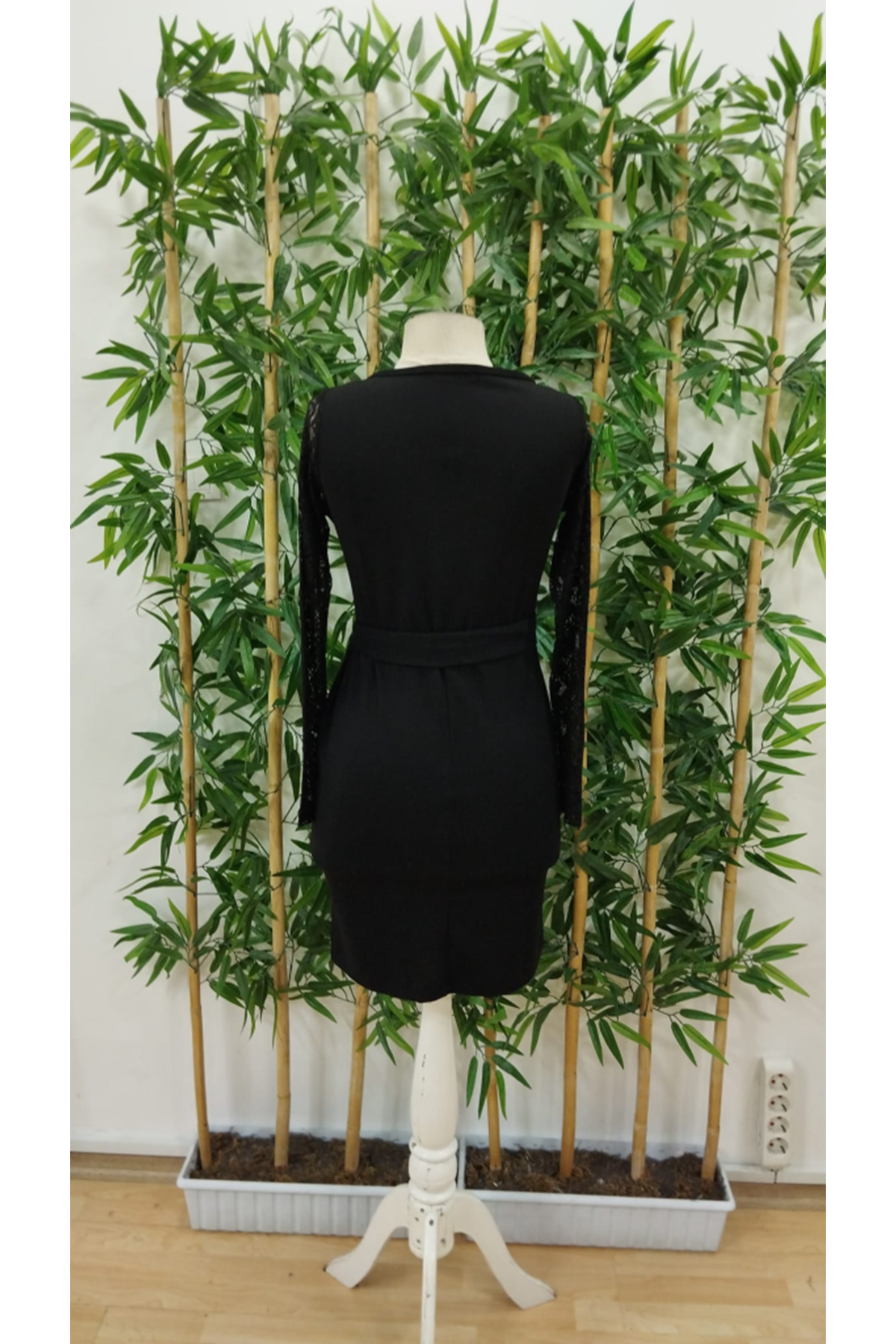 Kadın Uzun Kollu Kruvaze Yaka Belden Kuşaklı Dantel Detaylı Kısa Ithal Krep Elbise