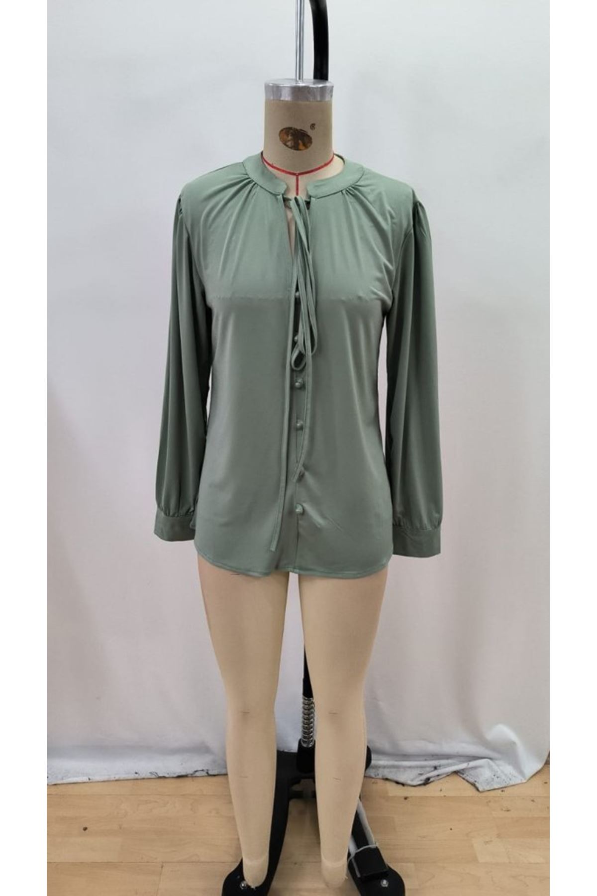 Kadın Uzun Kollu Yakalı Yakadan Bağcıklı Düğmeli Sandy Bluz