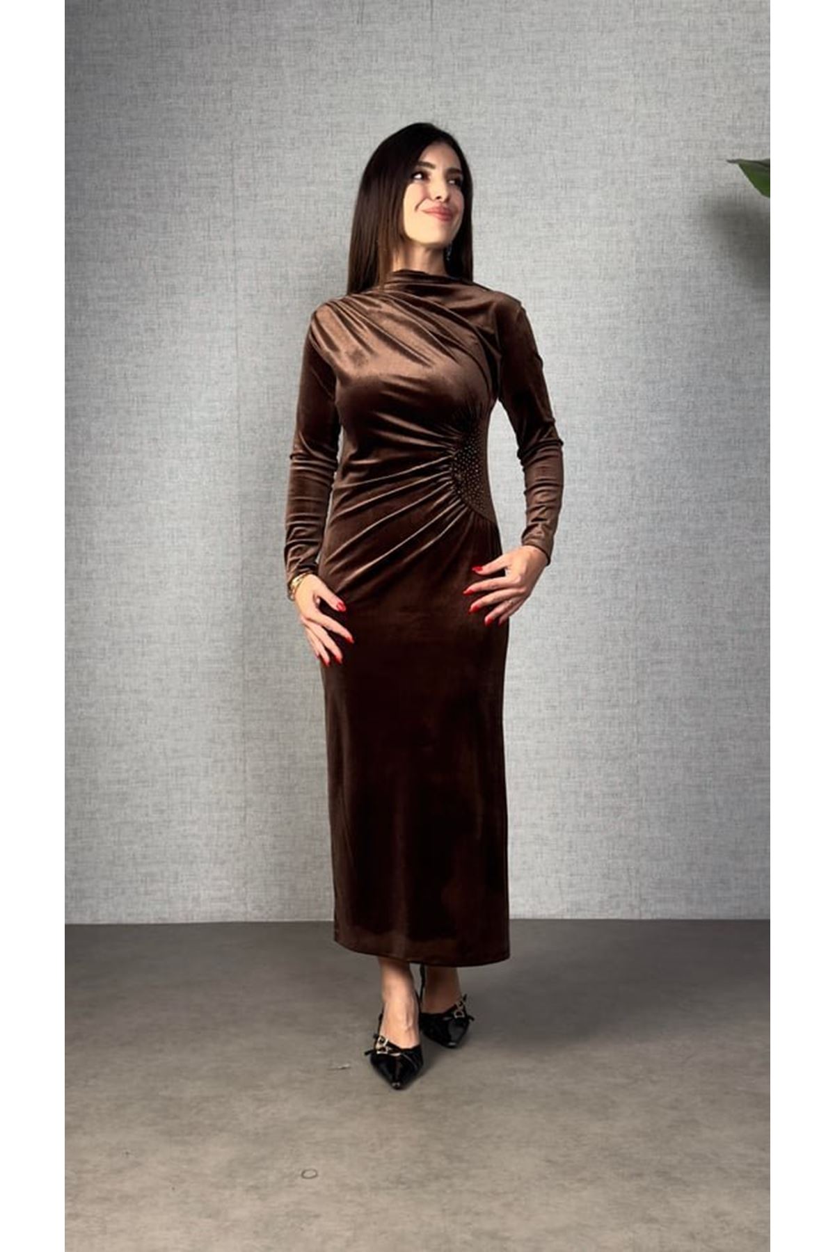 Kadınbalıkçı Yaka Büzgü Ve Taş Işleme Detay Maxi Boy Kadife Elbise