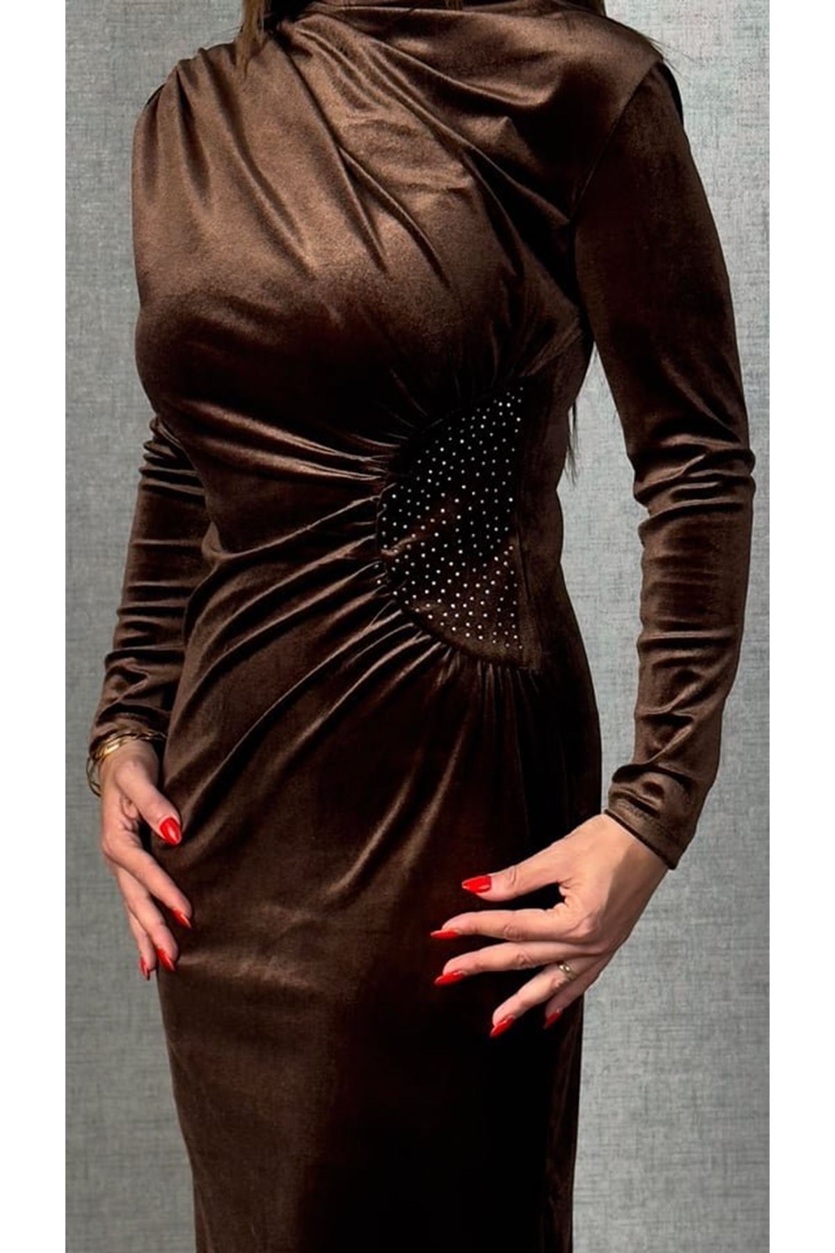 Kadınbalıkçı Yaka Büzgü Ve Taş Işleme Detay Maxi Boy Kadife Elbise