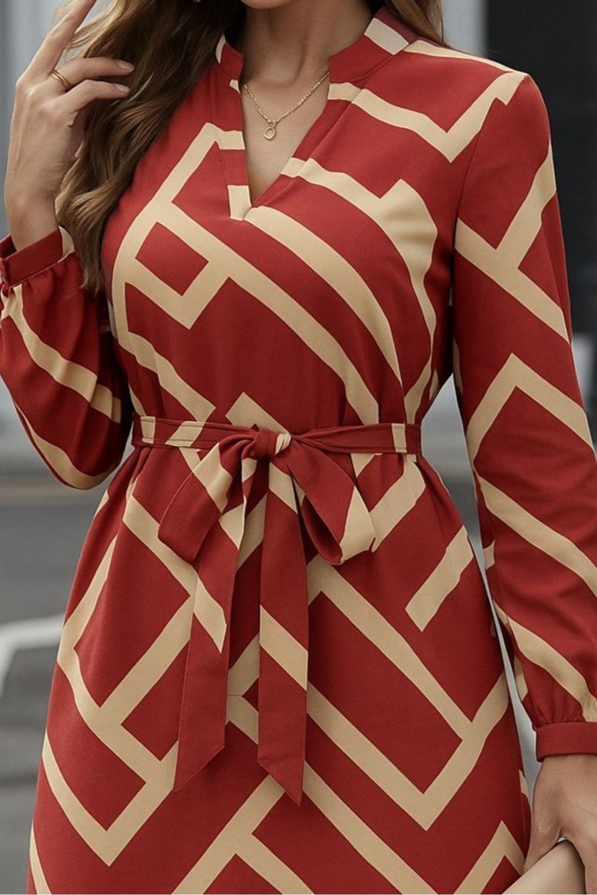 Kadın Uzun Kollu V Yakalı Desenli Belinde Kuşaklı Dalgıç Elbise