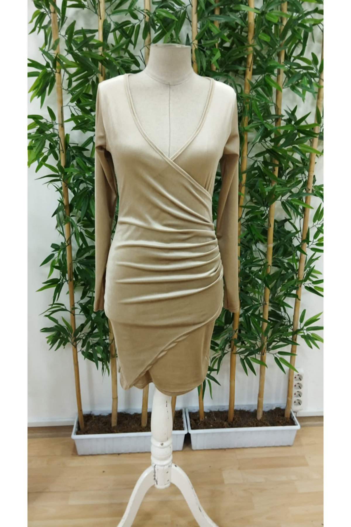 Kadın Uzun Kollu Kruvaze Yaka Kısa Kadife Elbise