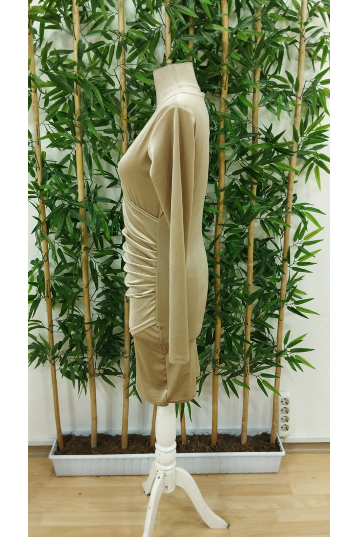 Kadın Uzun Kollu Kruvaze Yaka Kısa Kadife Elbise