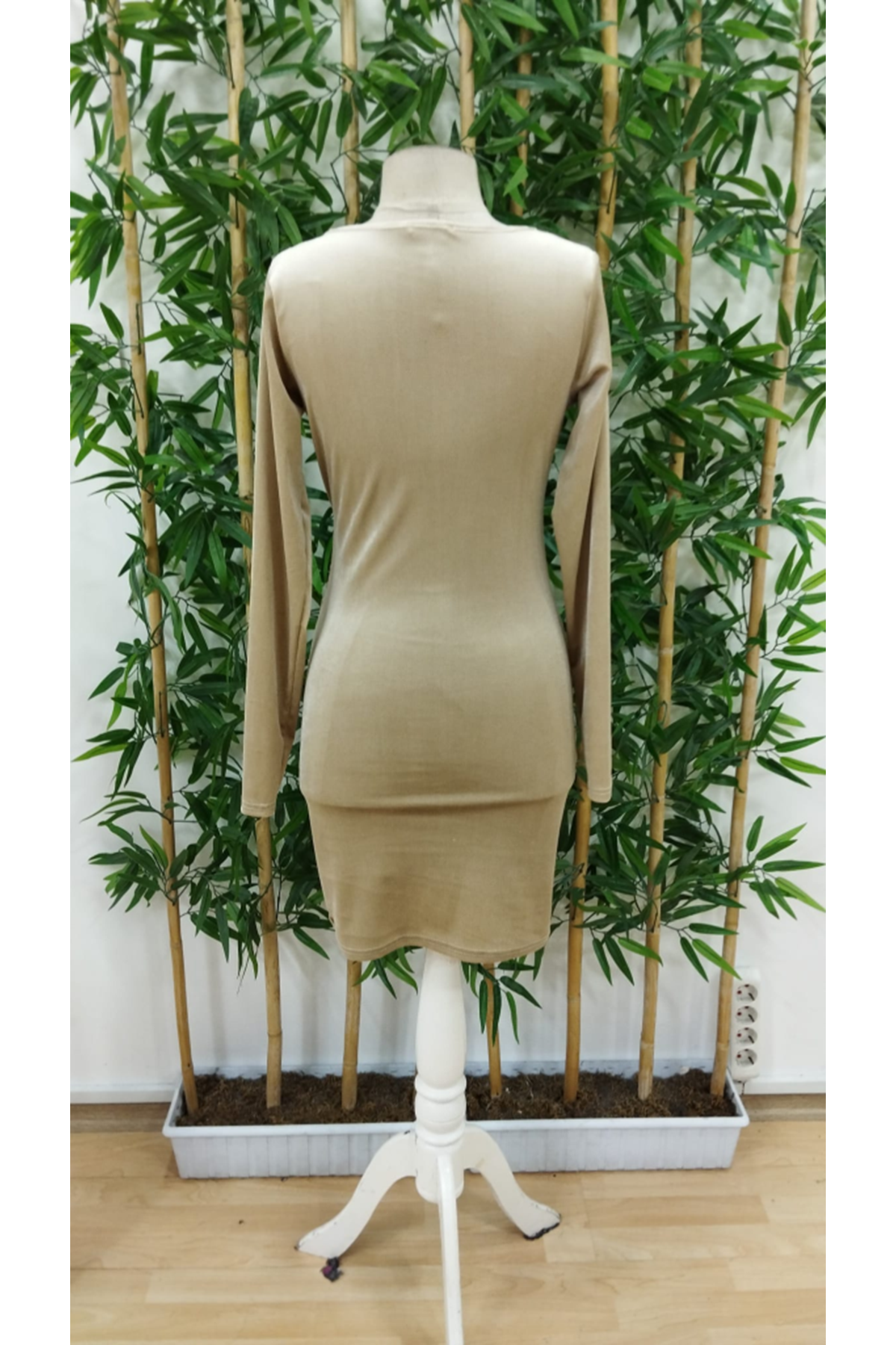 Kadın Uzun Kollu Kruvaze Yaka Kısa Kadife Elbise