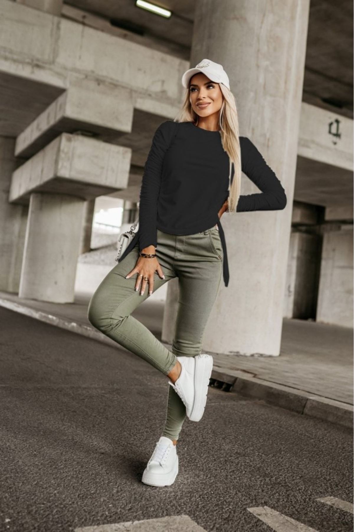 Kadın Uzun Kollu Bisiklet Yaka Yanları Ve Kolları Büzgülü Kadife Bluz