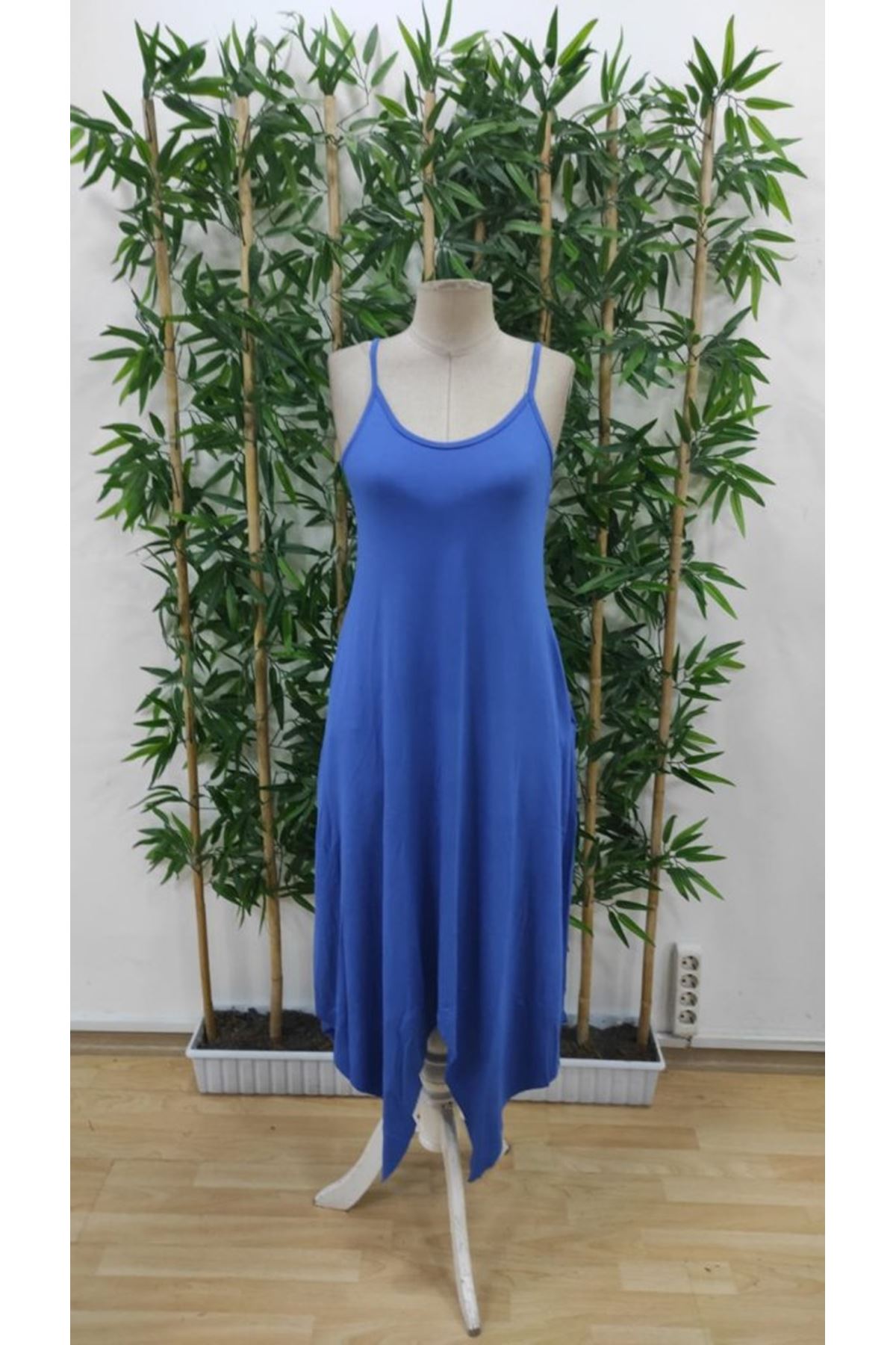 Kadın Askılı V Yakalı Cep Detaylı Asimetrik Kesim Viskon Elbise