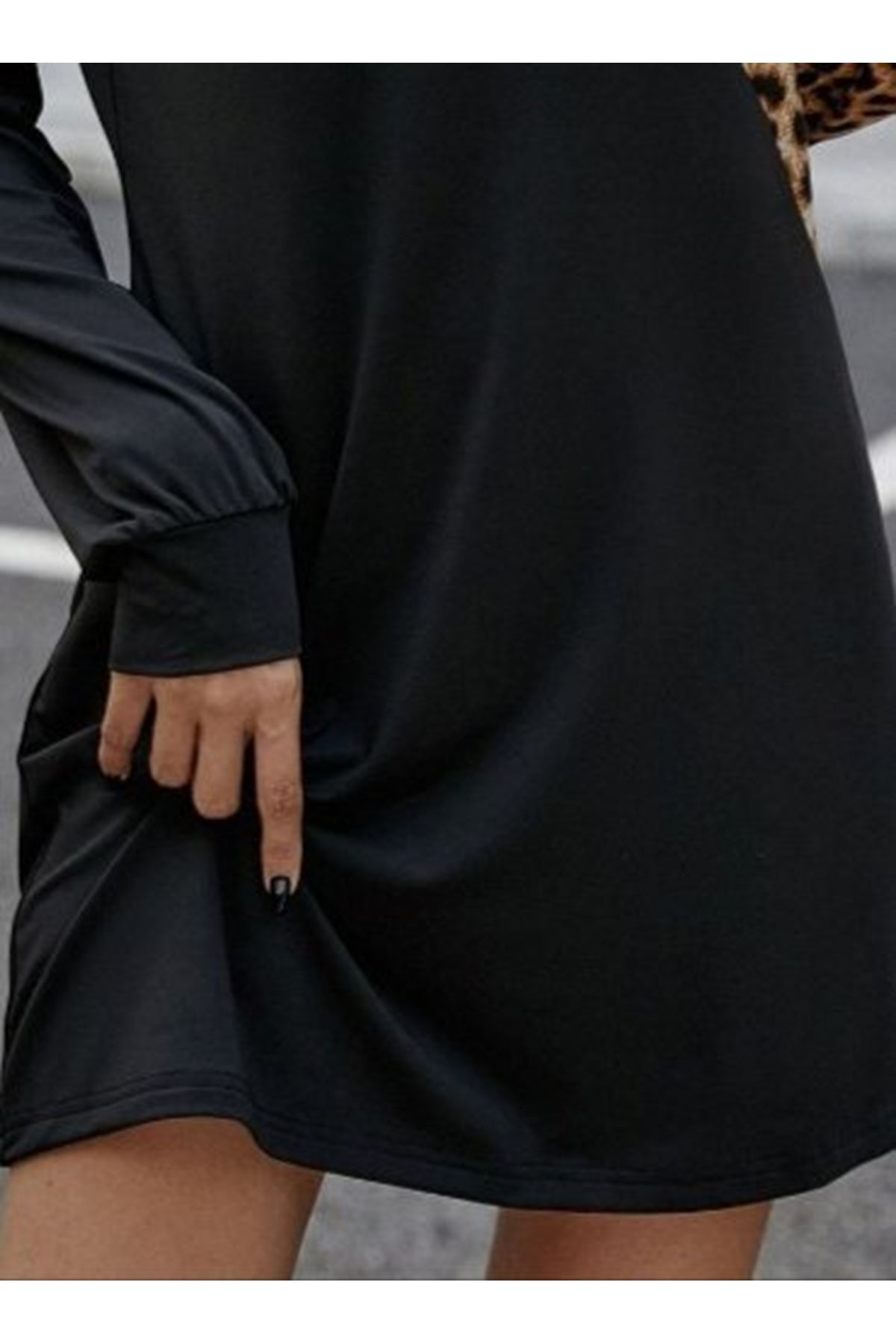 Kadın Uzun Kollu Omuzdan Açık Leopar Desenli Viskon Iki Iplik Mini Elbise