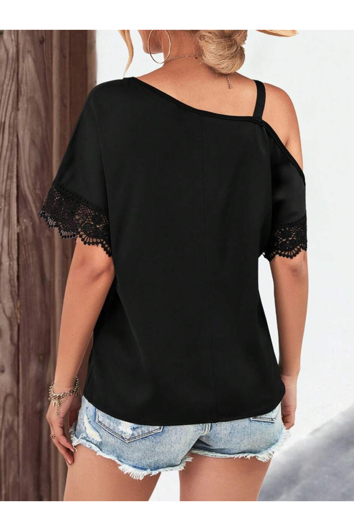 Kadın Tek Omuzu Askılı Kısa Kollu Toka Detaylı Dantelli Viskon Bluz