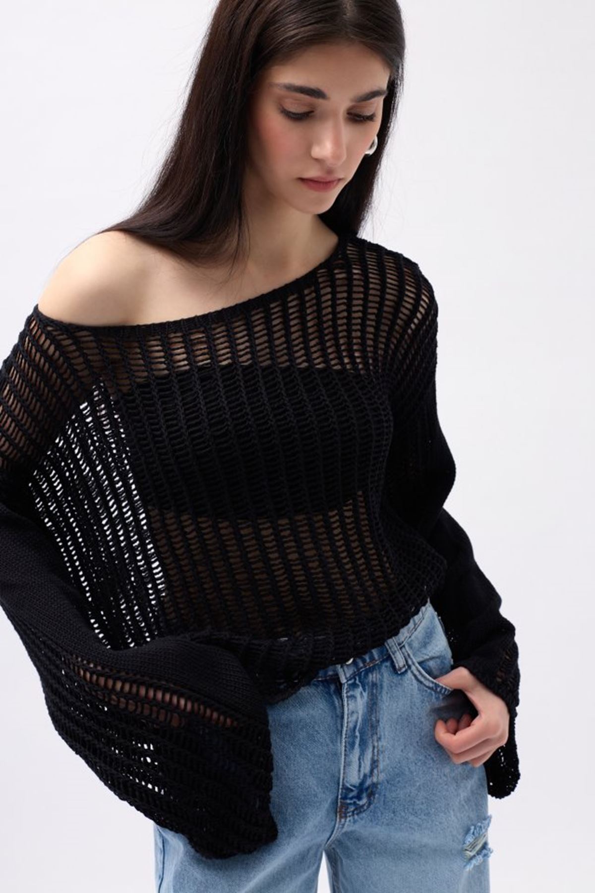 Kayık Yaka Ajurlu Bluz