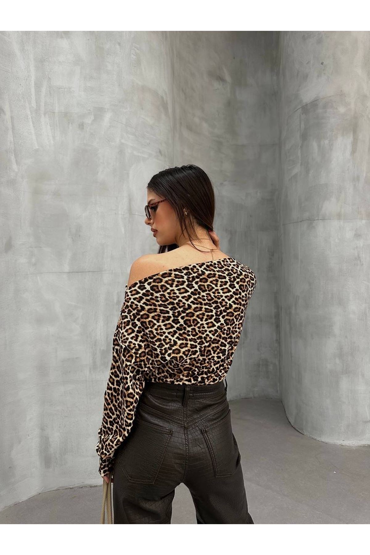 Kadın Leopar Desenli Düşük Omuzlu Bluz