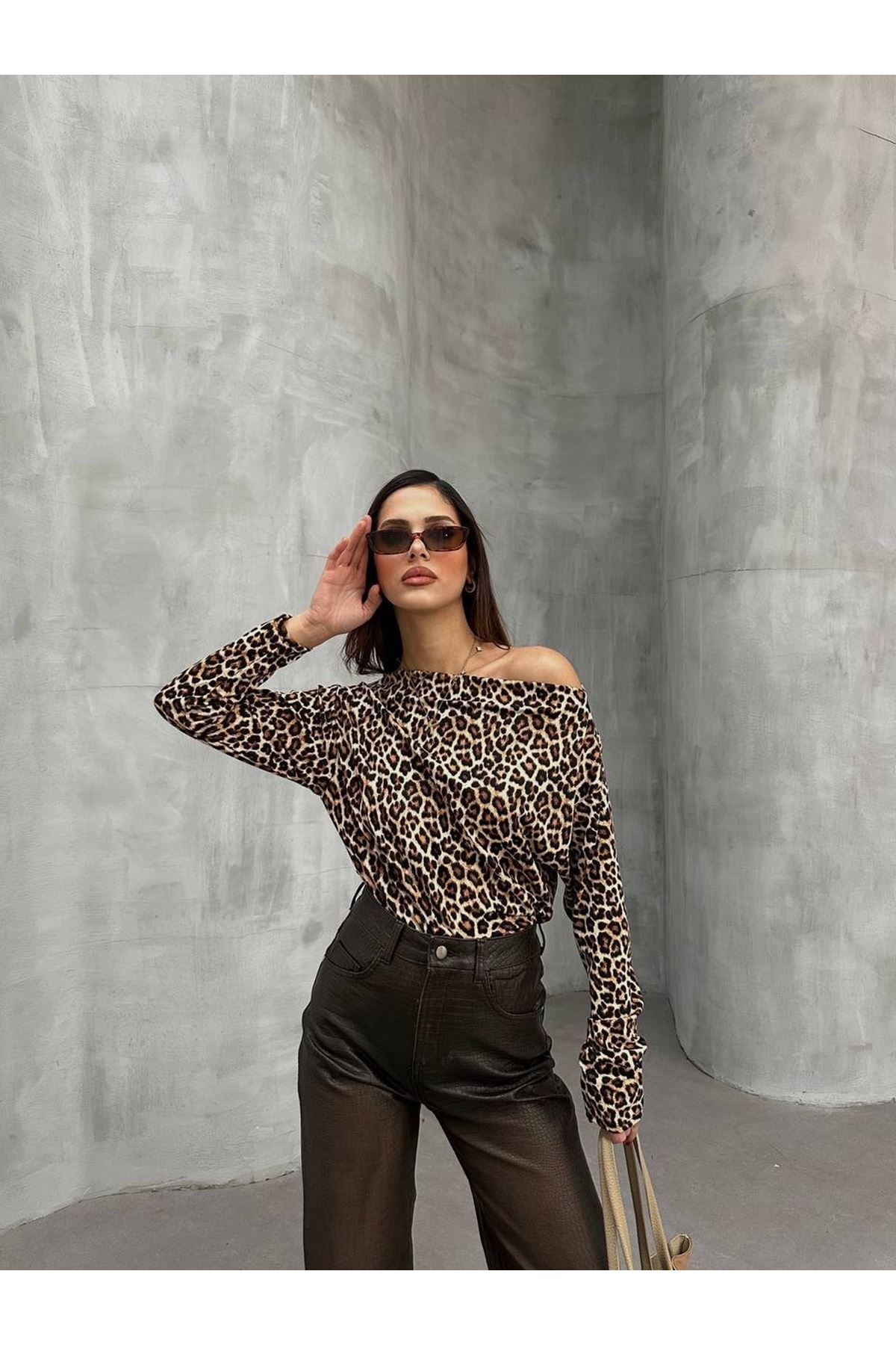 Kadın Leopar Desenli Düşük Omuzlu Bluz
