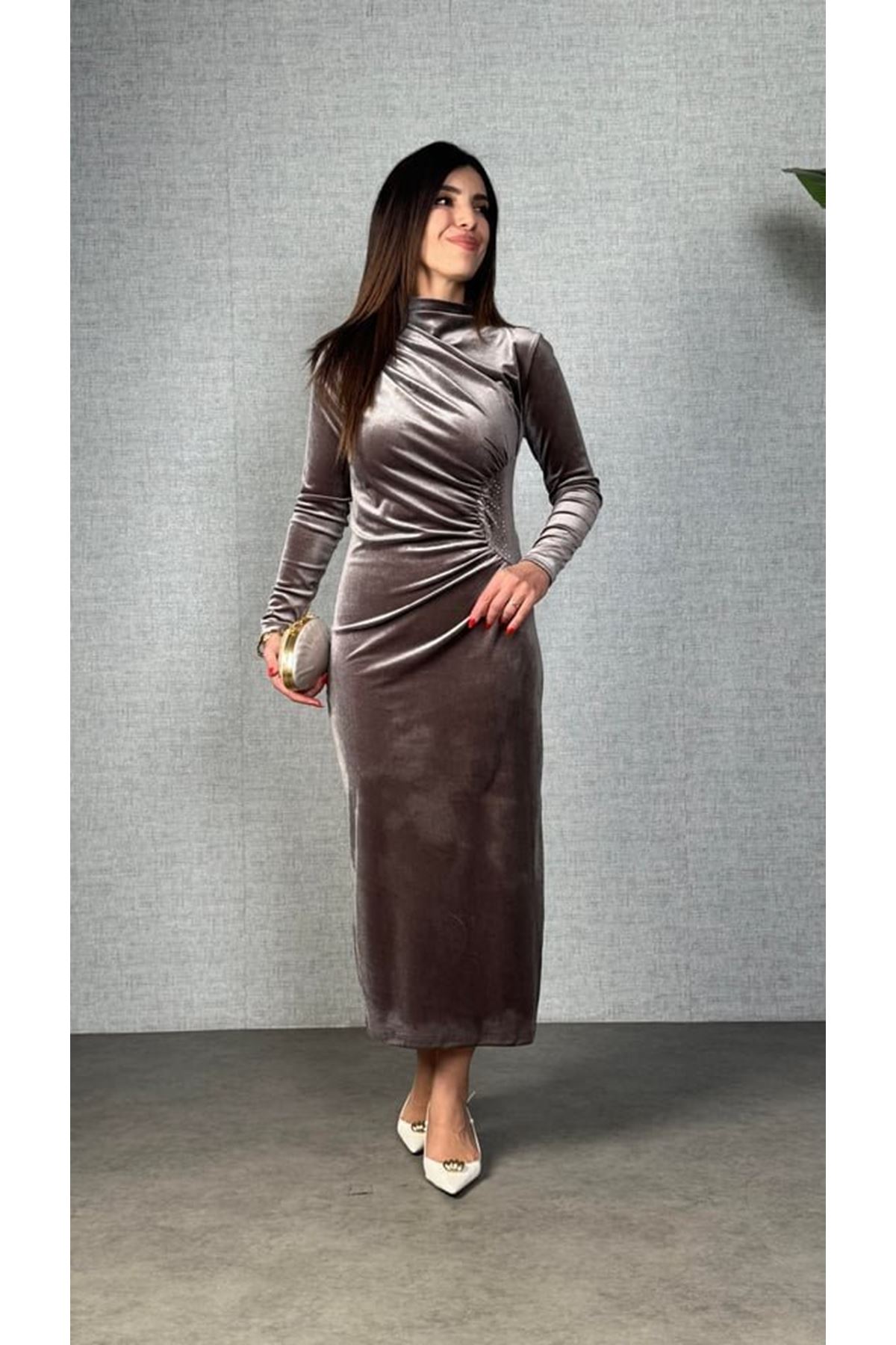 Kadınbalıkçı Yaka Büzgü Ve Taş Işleme Detay Maxi Boy Kadife Elbise