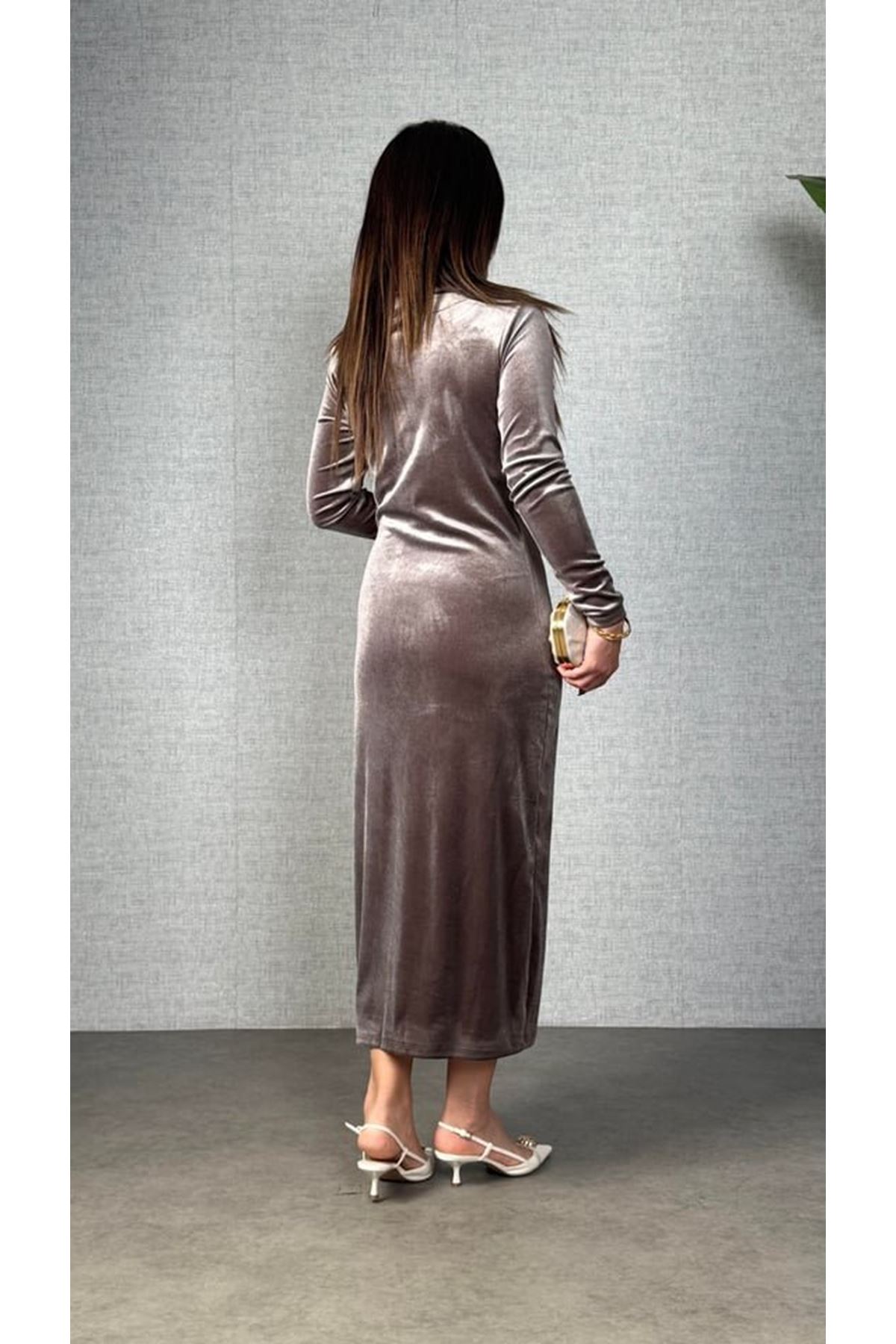 Kadınbalıkçı Yaka Büzgü Ve Taş Işleme Detay Maxi Boy Kadife Elbise
