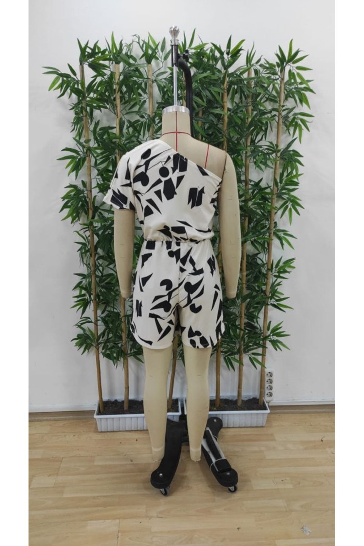 Kadın Tek Omuzdan Açık Beli Lastikli Desenli Süprem Tulum