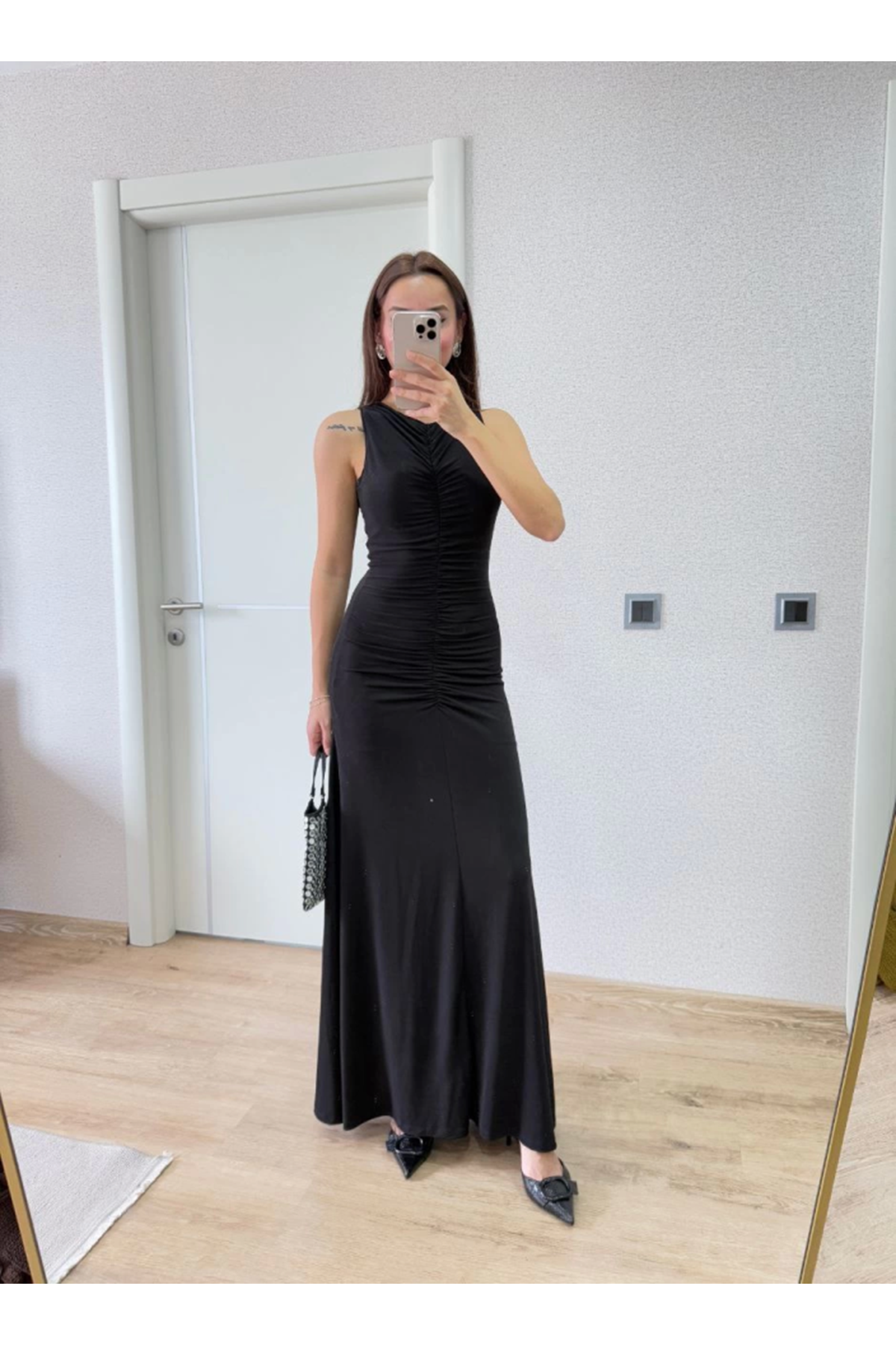 Kolsuz Büzgülü Uzun Elbise - Siyah