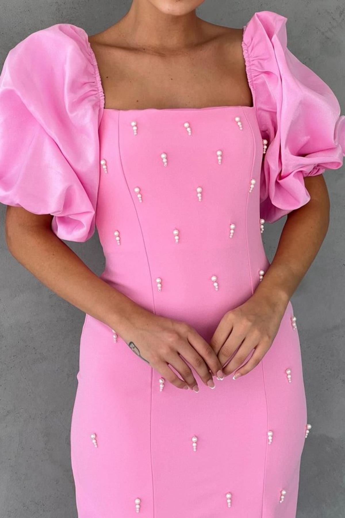 Pembe İşlemeli Kolu Garnili Elbise