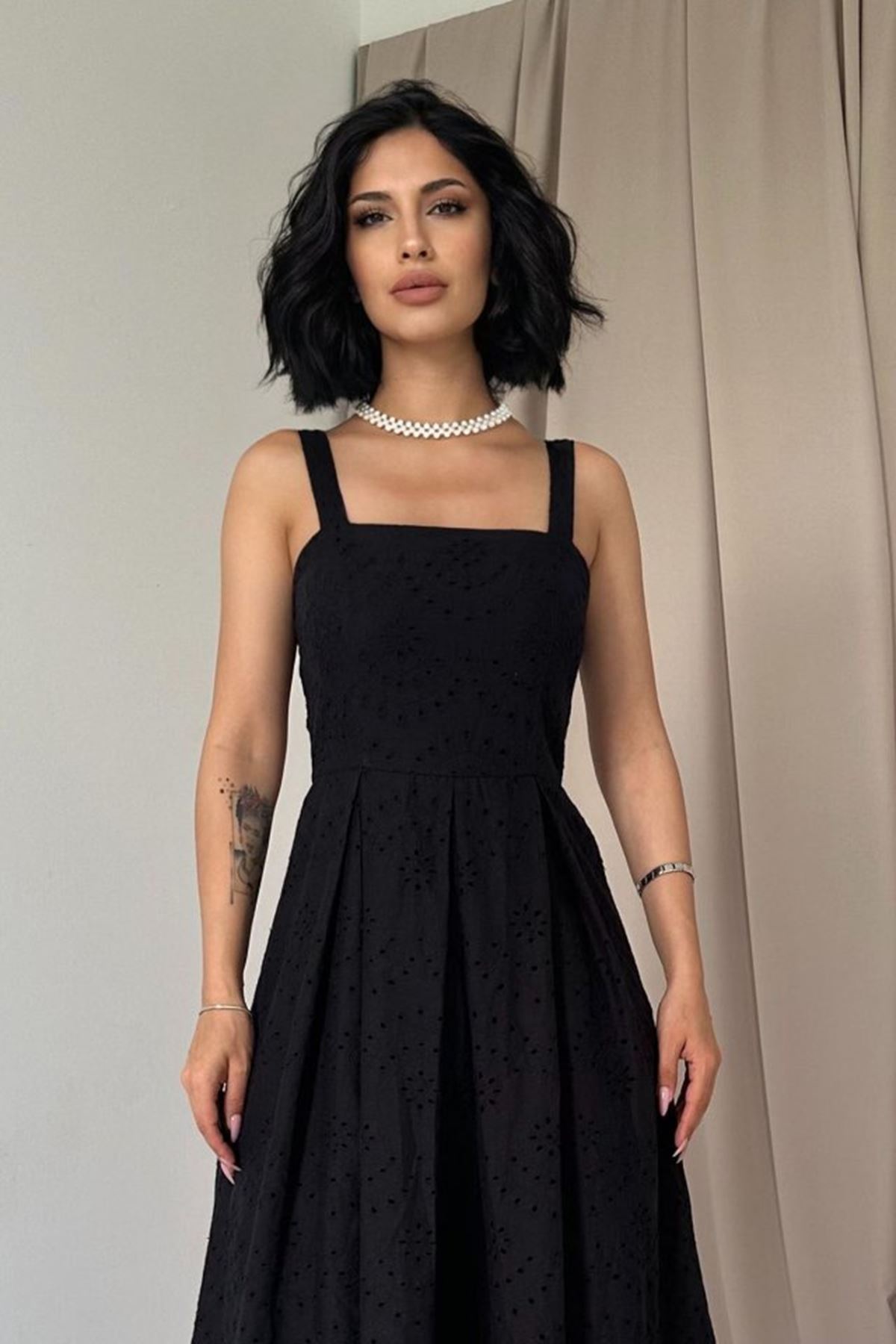 Siyah Askılı Aparatlı Brode Elbise