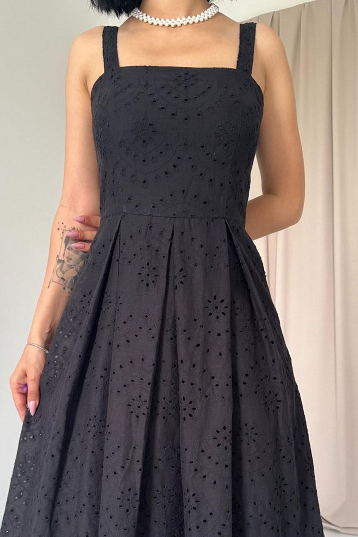 Siyah Askılı Aparatlı Brode Elbise