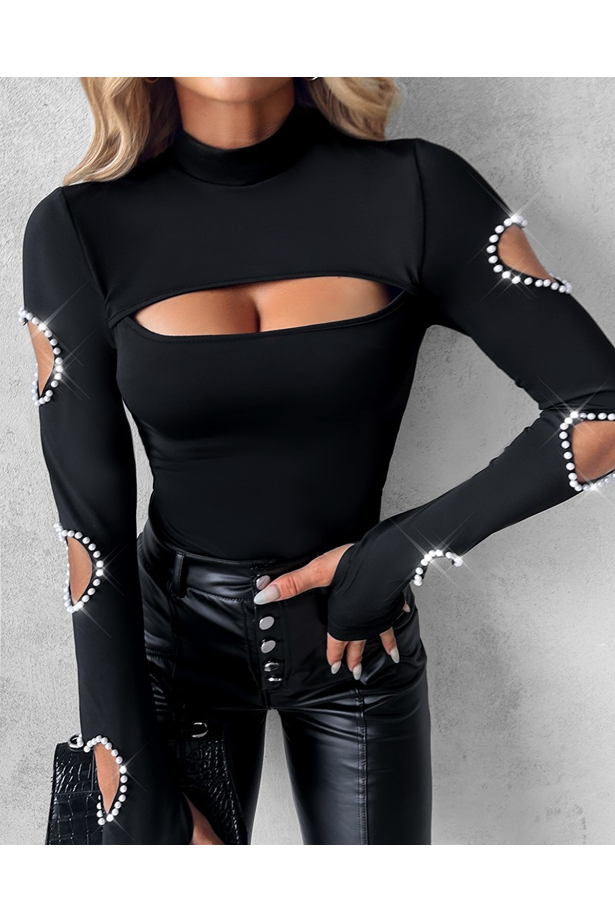 Kadın Uzun Kollu Yarı Balıkçı Yaka Pencere Detaylı Kolları Kalp Desen Taşlı Viskon Bluz