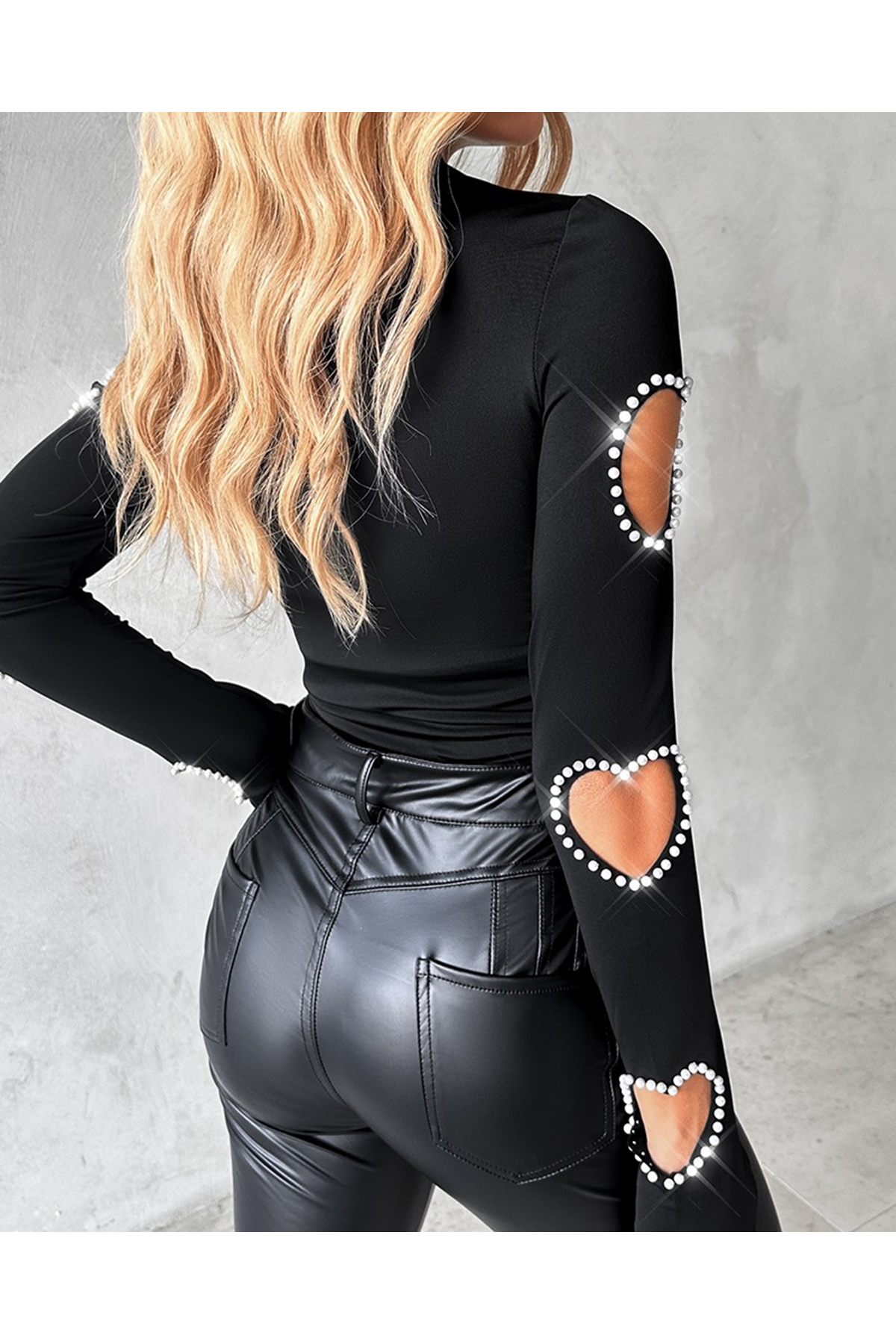 Kadın Uzun Kollu Yarı Balıkçı Yaka Pencere Detaylı Kolları Kalp Desen Taşlı Viskon Bluz