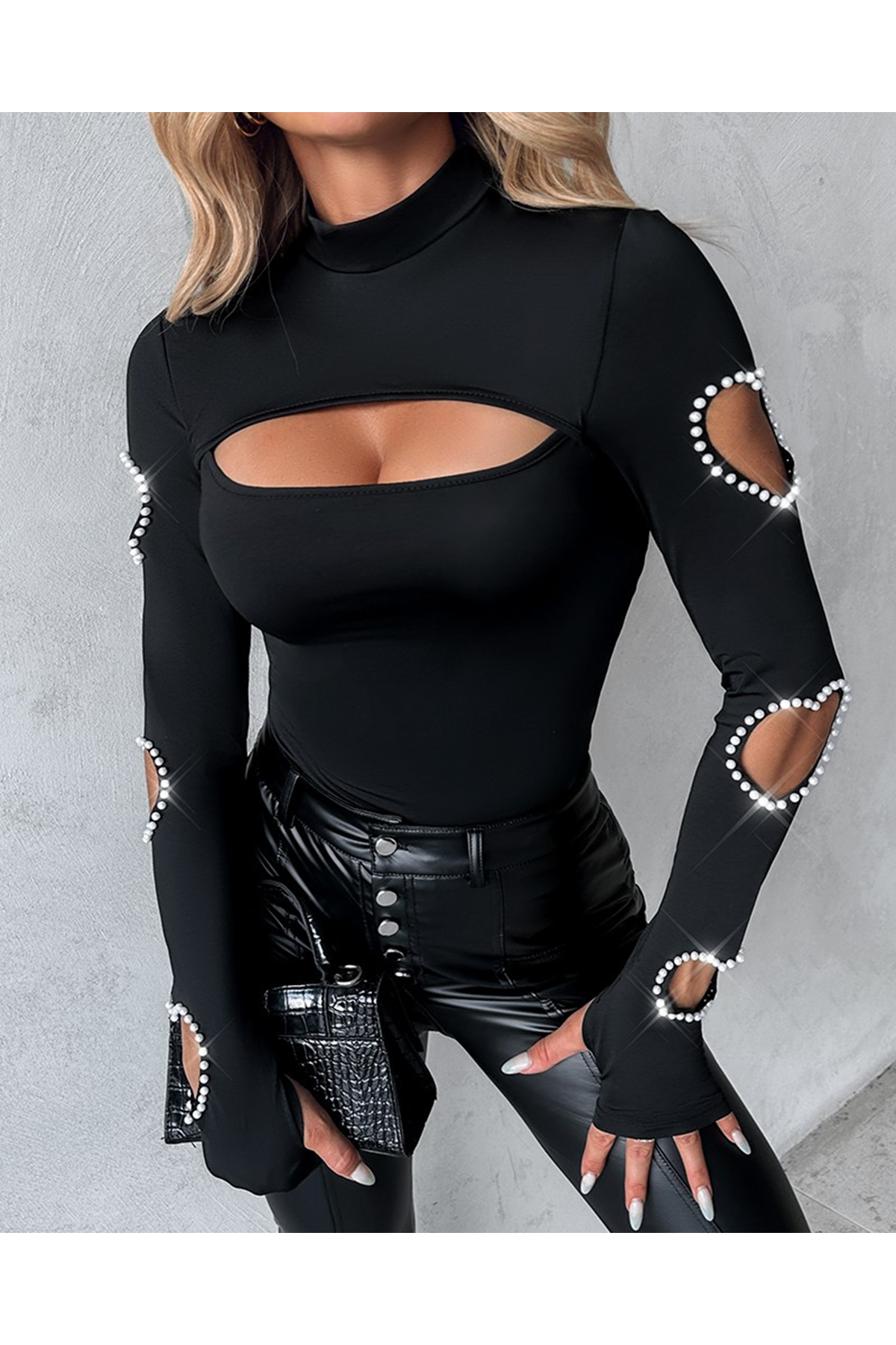 Kadın Uzun Kollu Yarı Balıkçı Yaka Pencere Detaylı Kolları Kalp Desen Taşlı Viskon Bluz