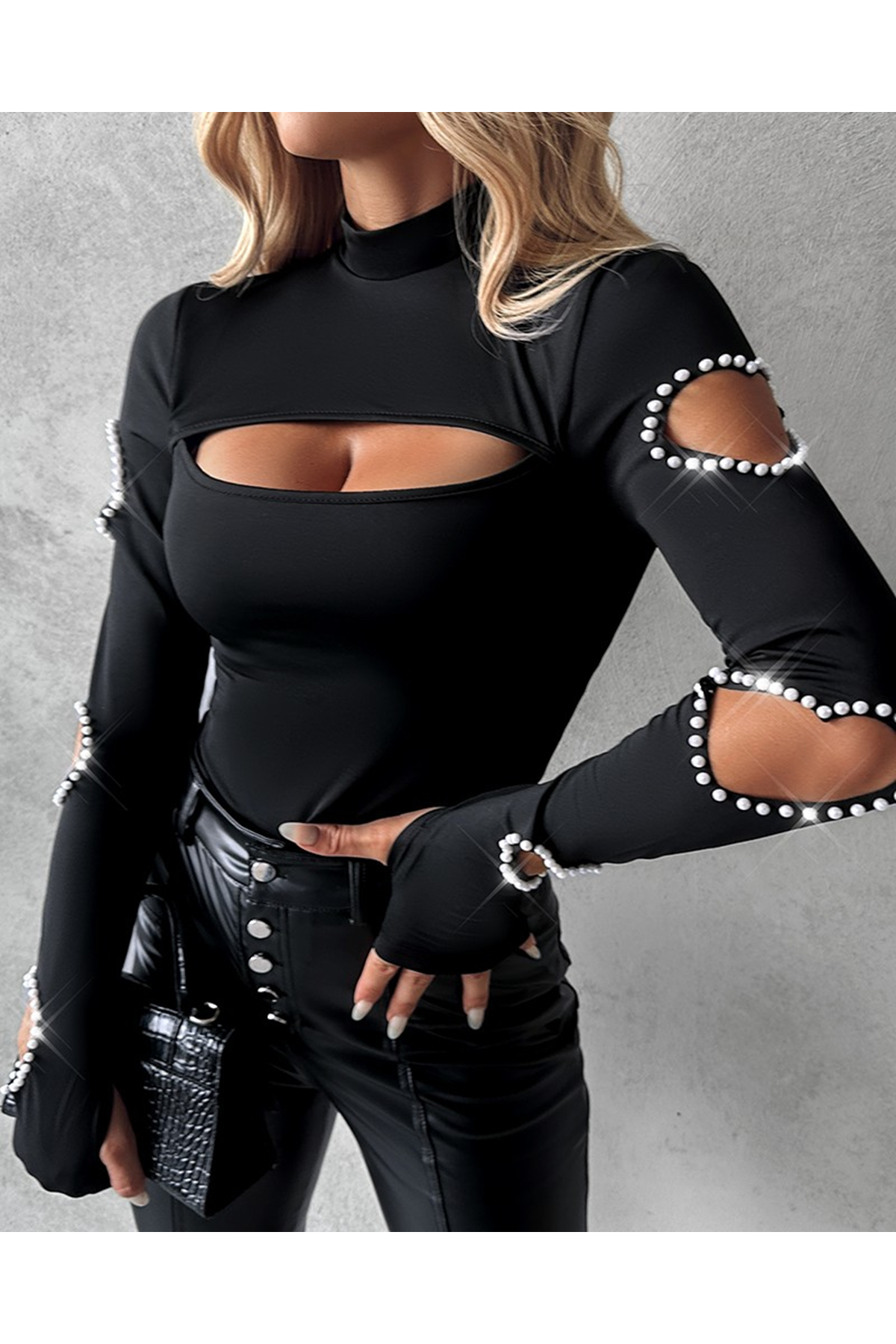 Kadın Uzun Kollu Yarı Balıkçı Yaka Pencere Detaylı Kolları Kalp Desen Taşlı Viskon Bluz