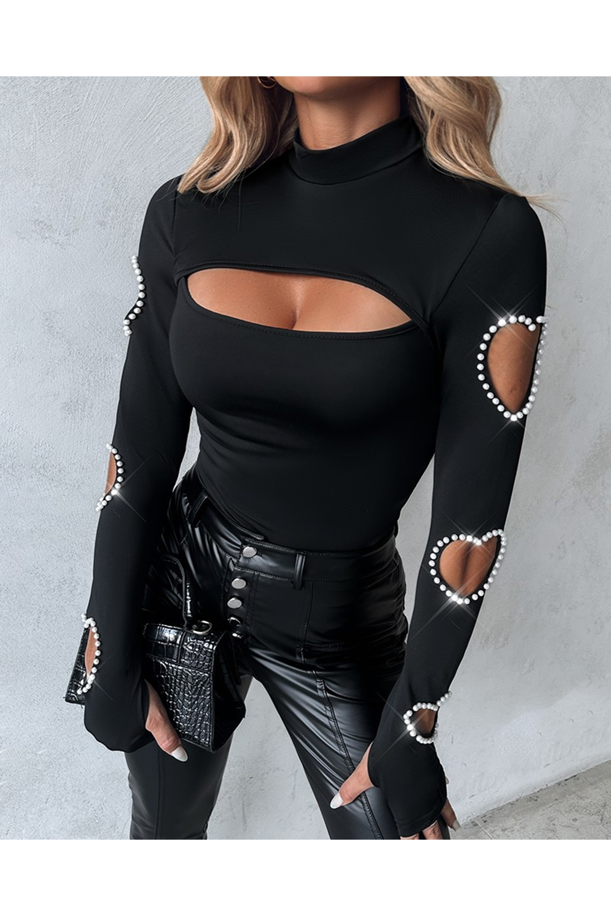 Kadın Uzun Kollu Yarı Balıkçı Yaka Pencere Detaylı Kolları Kalp Desen Taşlı Viskon Bluz