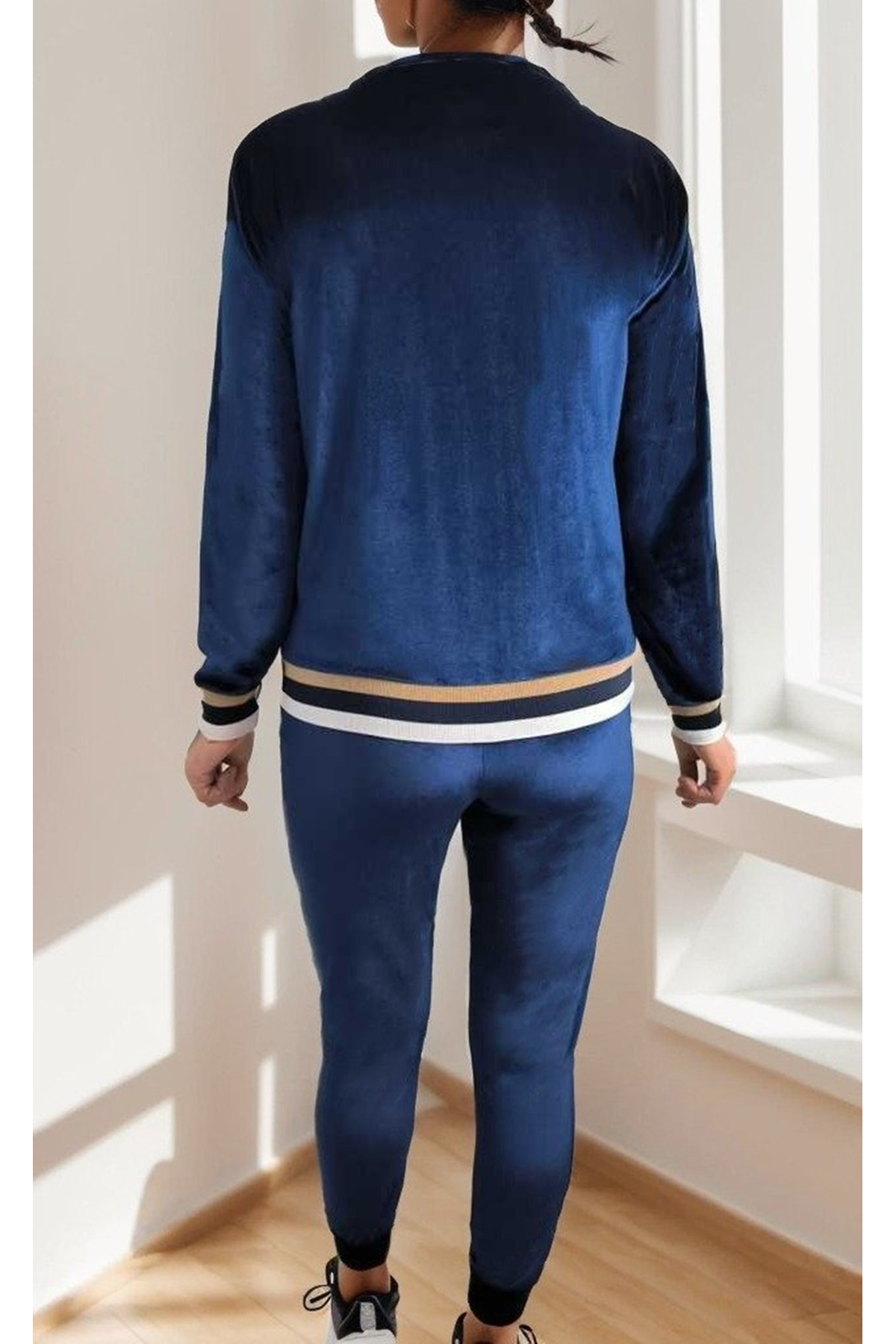 Kadın Uzun Kollu V Yaka Yakası Ve Kol Ağzı şerit Detay Armalı Kadife Takım