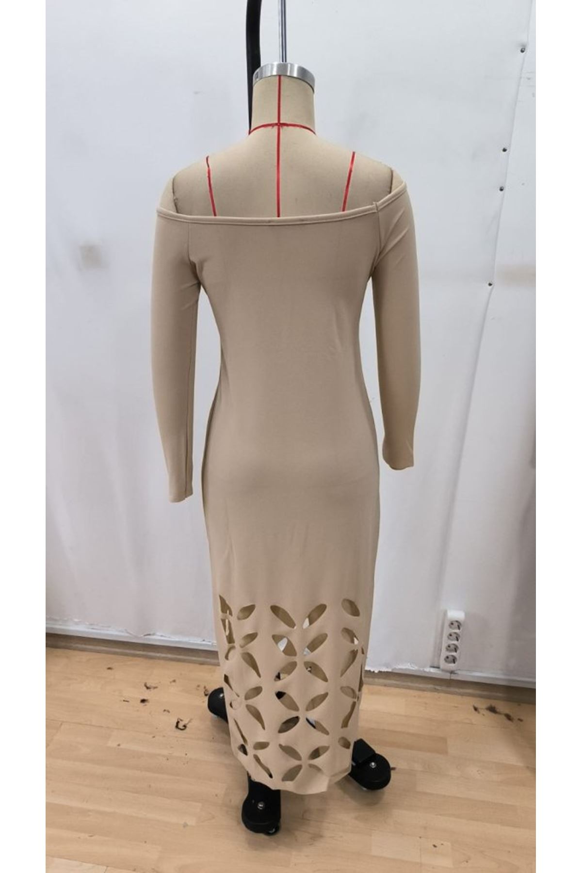 Kadın Madonna Yaka Uzun Kollu Lazer çiçek Kesim Detaylı Uzun Ithal Krep Elbise