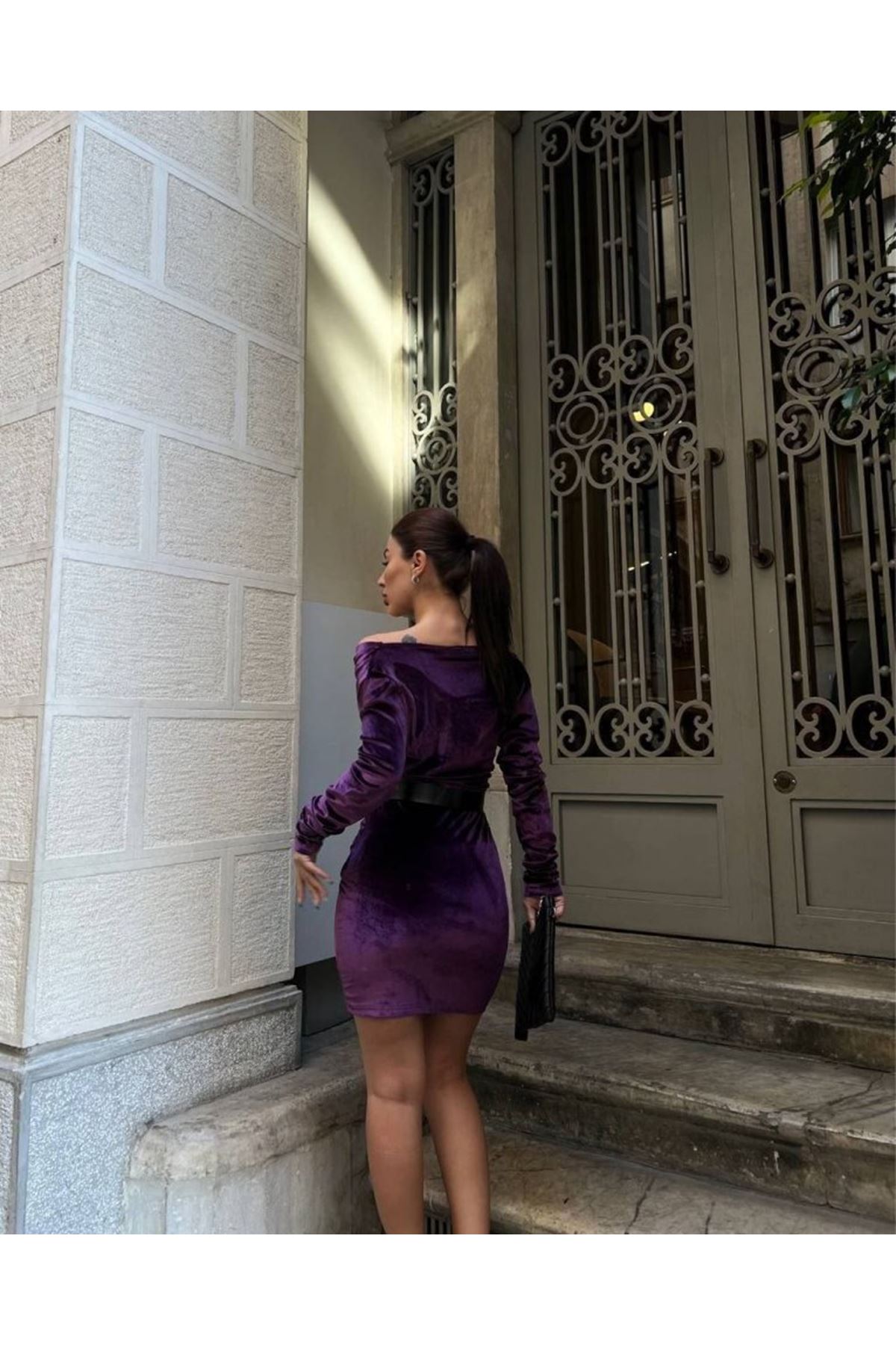 Kadın Uzun Kollu Kruvaze Yaka Omuz Dekolteli Kemer Dahil Mini Kadife Elbise