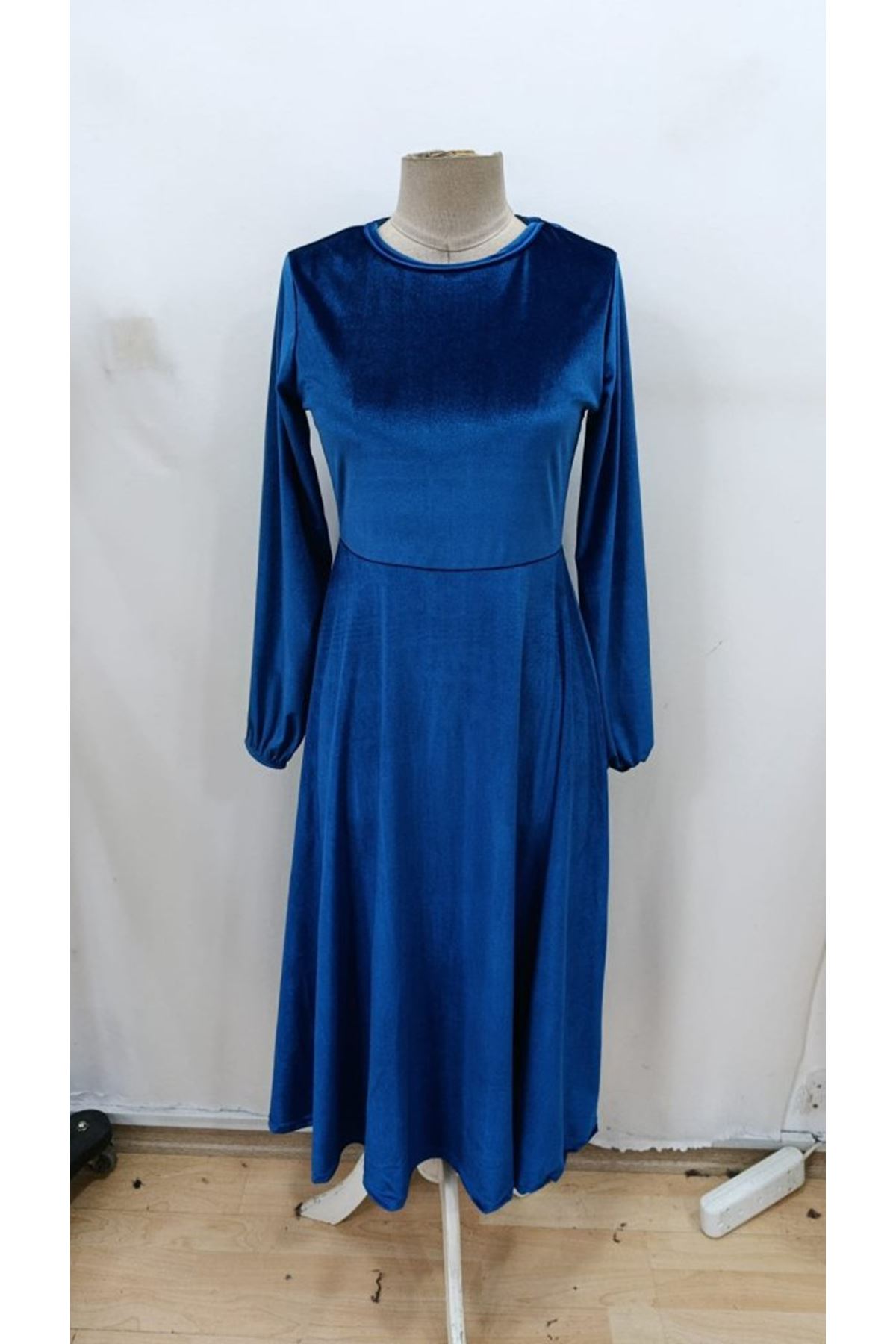 Kadın Uzun Kollu Bisiklet Yaka Midi Kadife Mavi Elbise