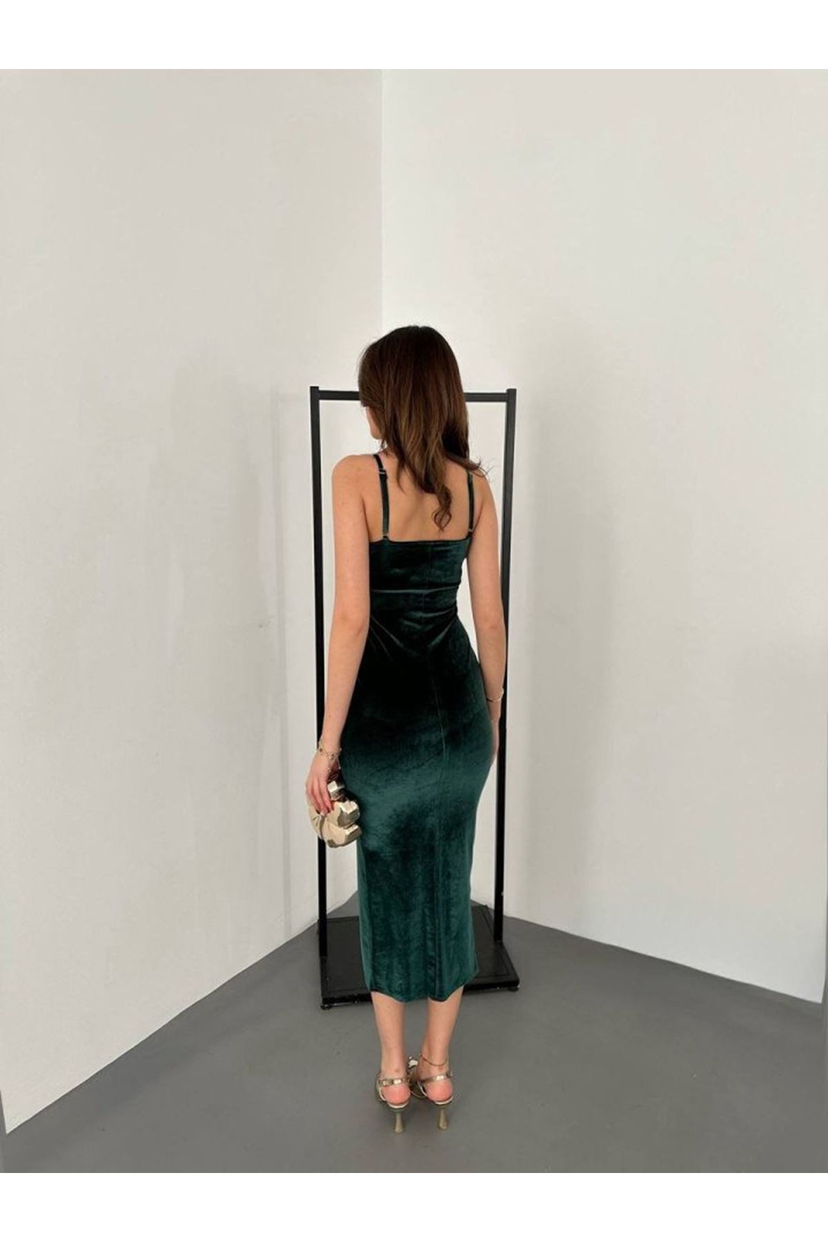 Kadınomuz Askılı Sırt Dekolteli Yırtmaç Detay Midi Boy Elbise Yırtmaç Detay Midi Boy Elbise