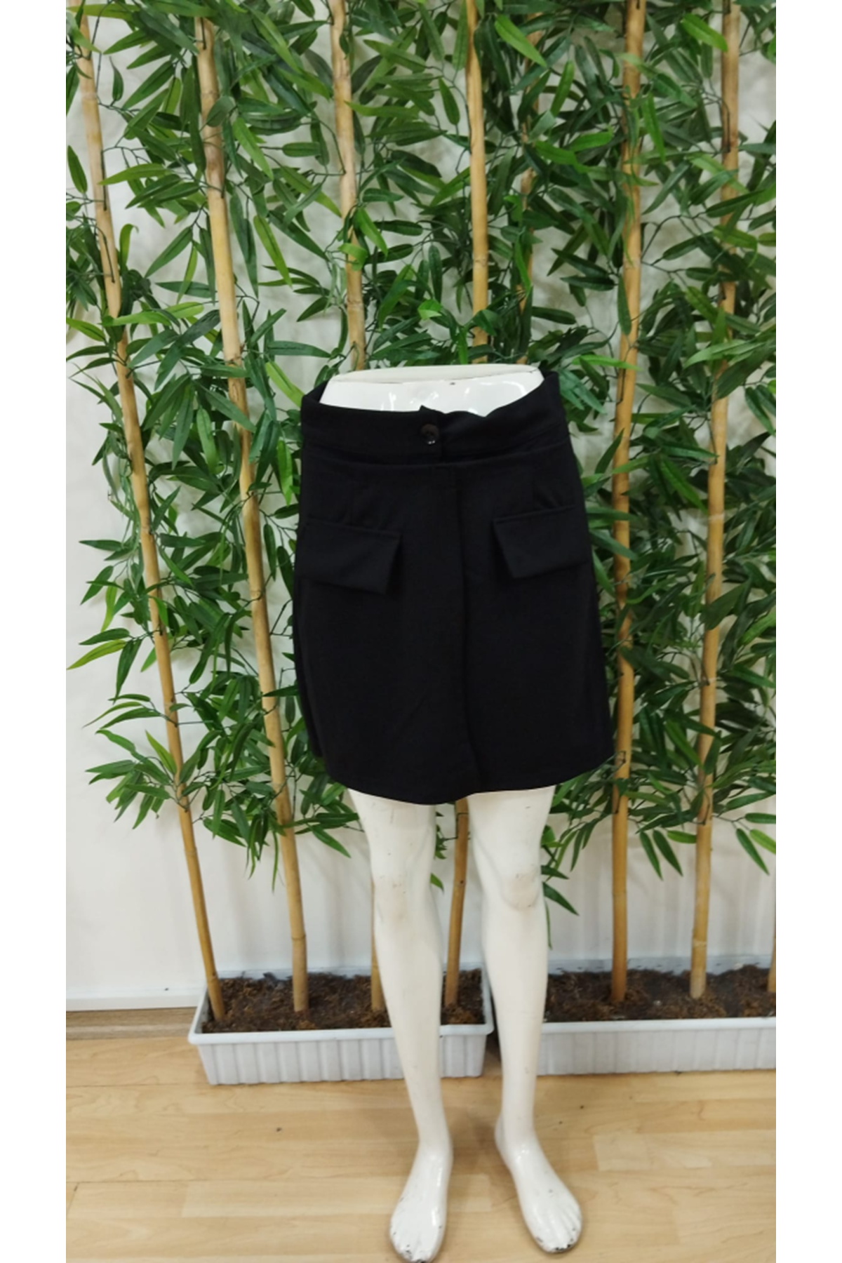 Kadın Yüksek Bel Düğmeli Asimetrik Kesim Cepli Kısa Ithal Krep şort Etek