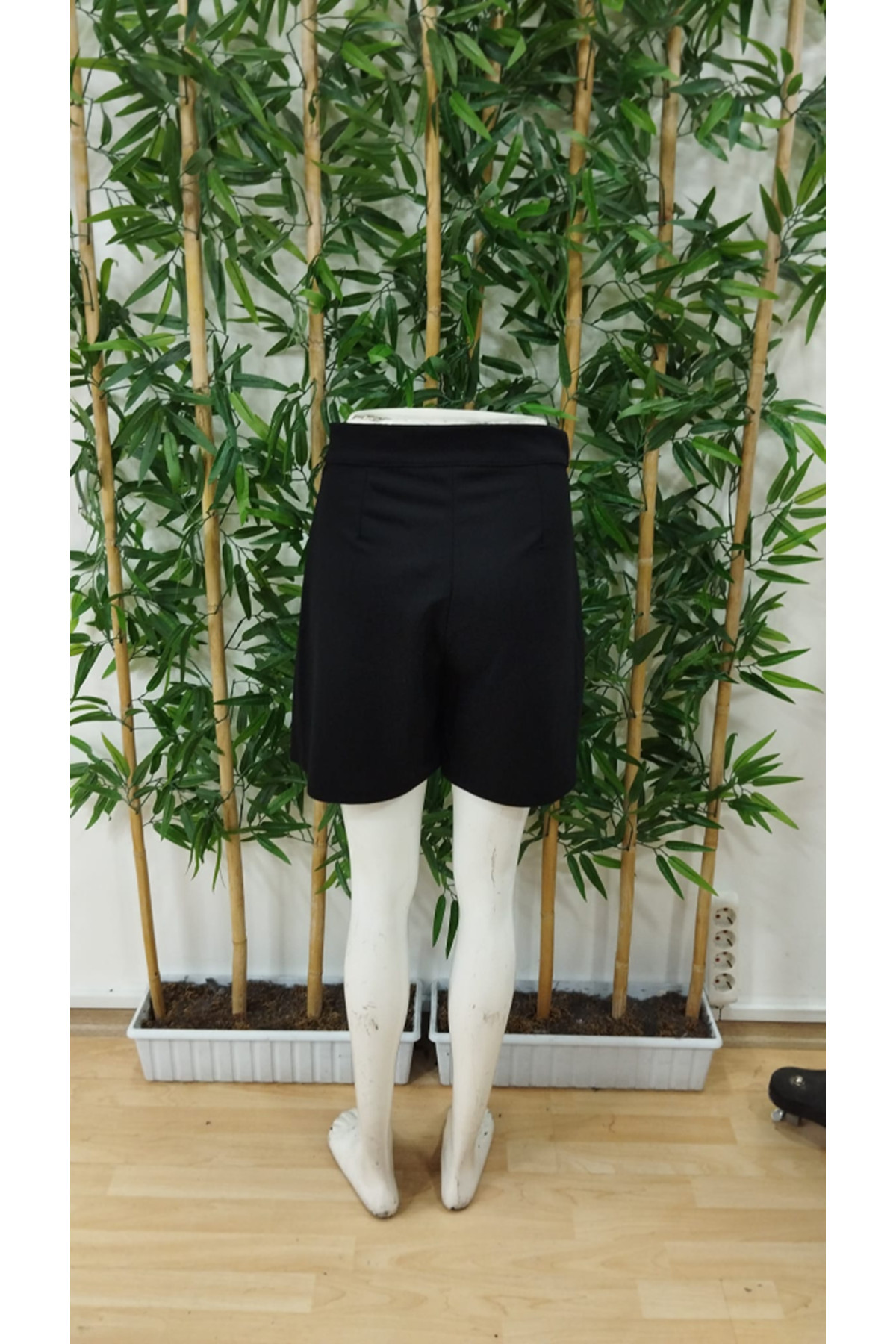 Kadın Yüksek Bel Düğmeli Asimetrik Kesim Cepli Kısa Ithal Krep şort Etek