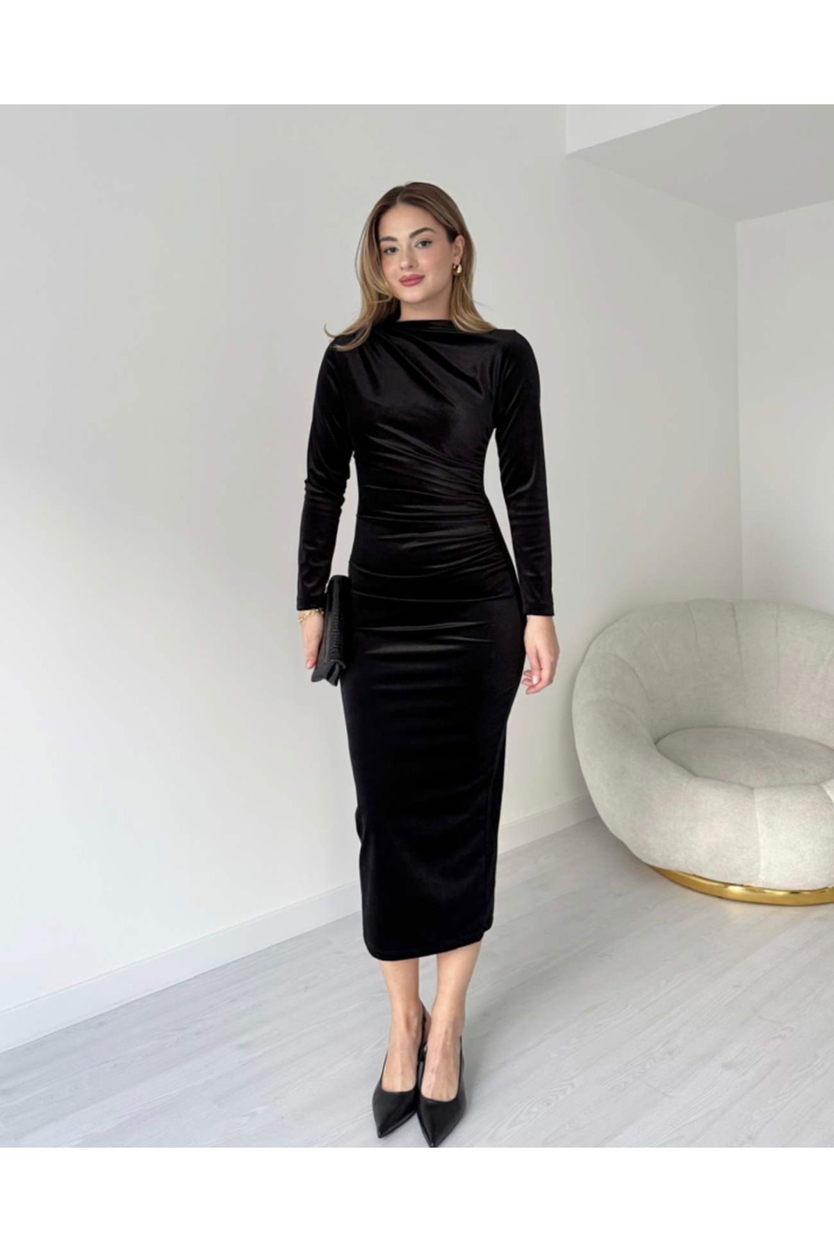 Siyah Uzun Kollu Büzgü Detay Kadife Kumaş Midi Boy Elbise