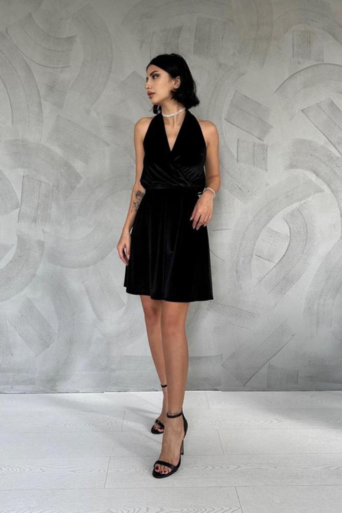 Siyah Boyundan Geçmeli Elbise