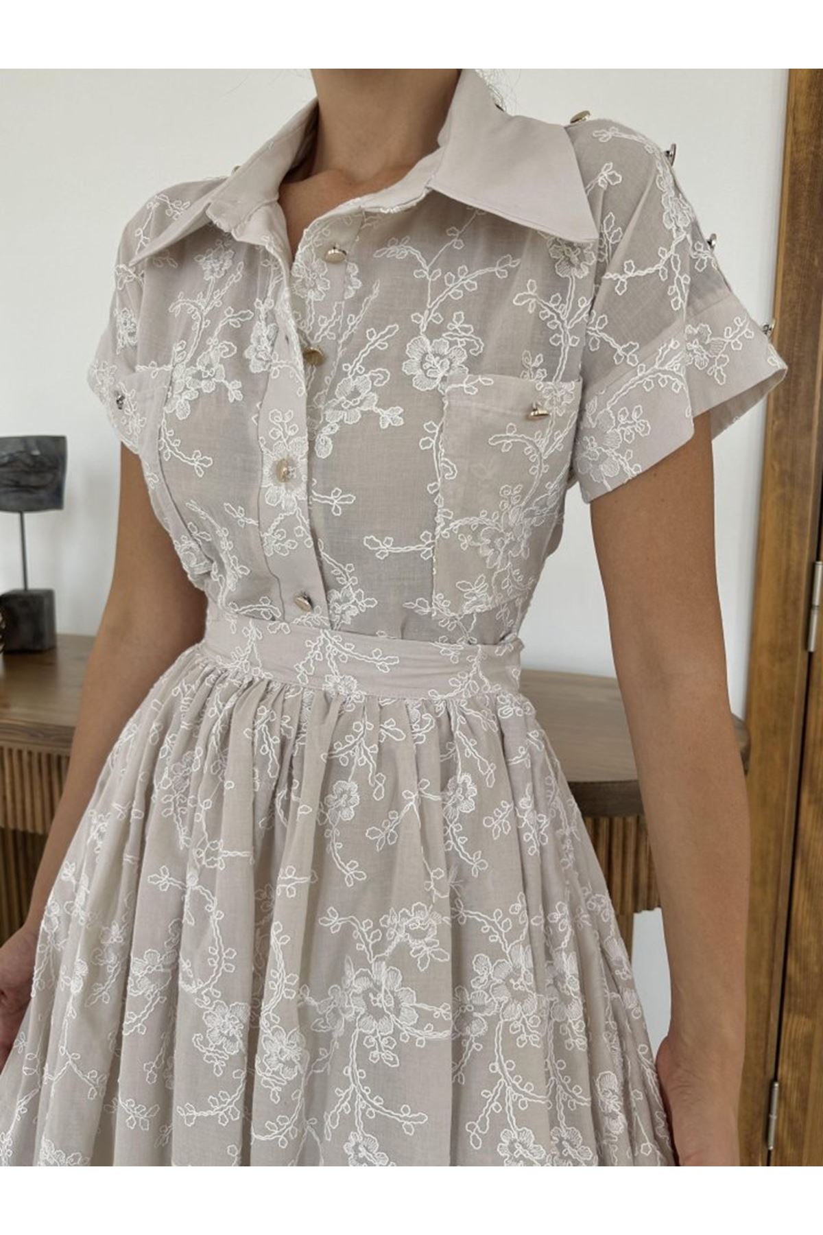 Bej Gömlek Ve Etek Takım