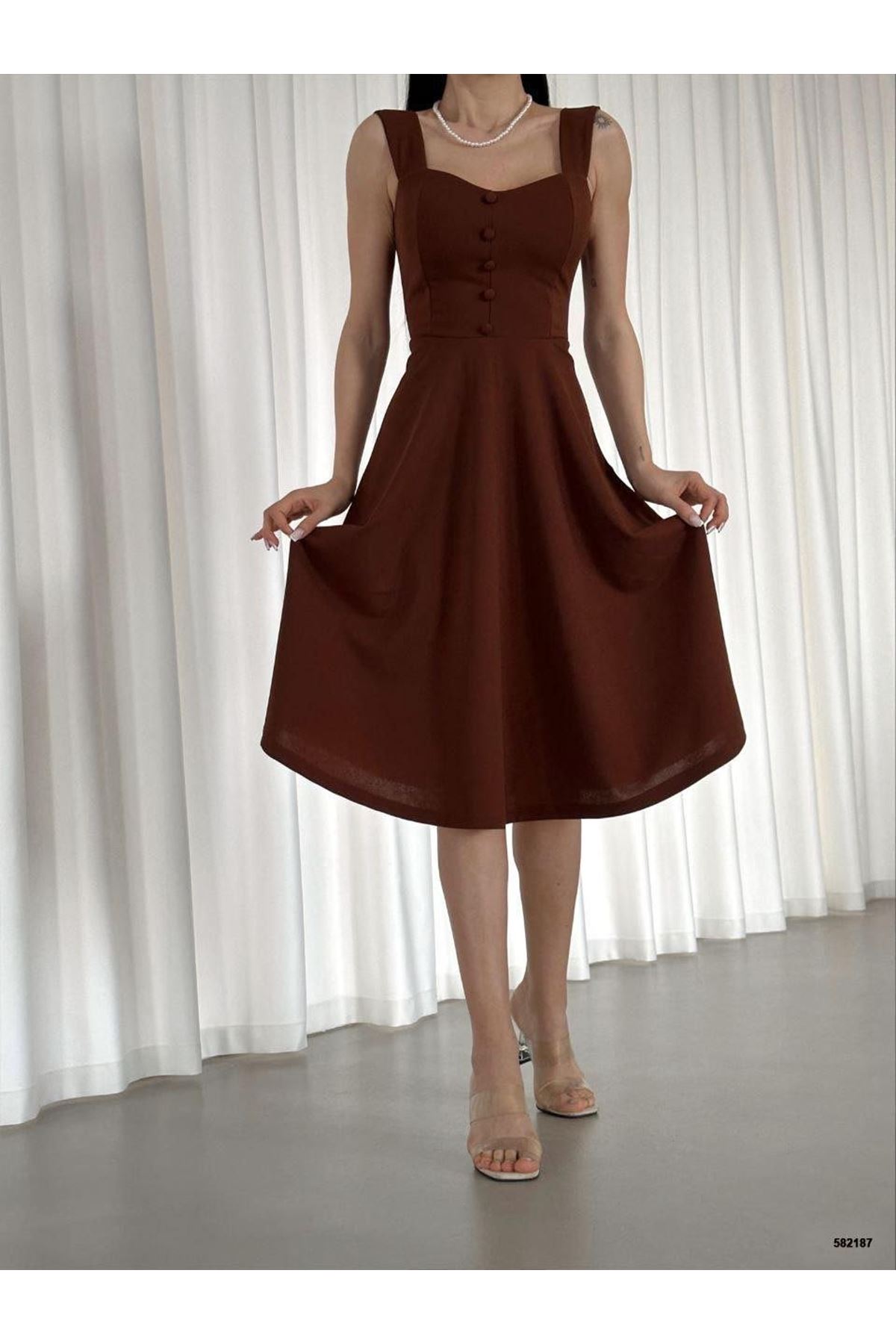 Kadın Krep Kumaş Askılı Kalp Yaka Düğme Detay Midi Boy Elbise