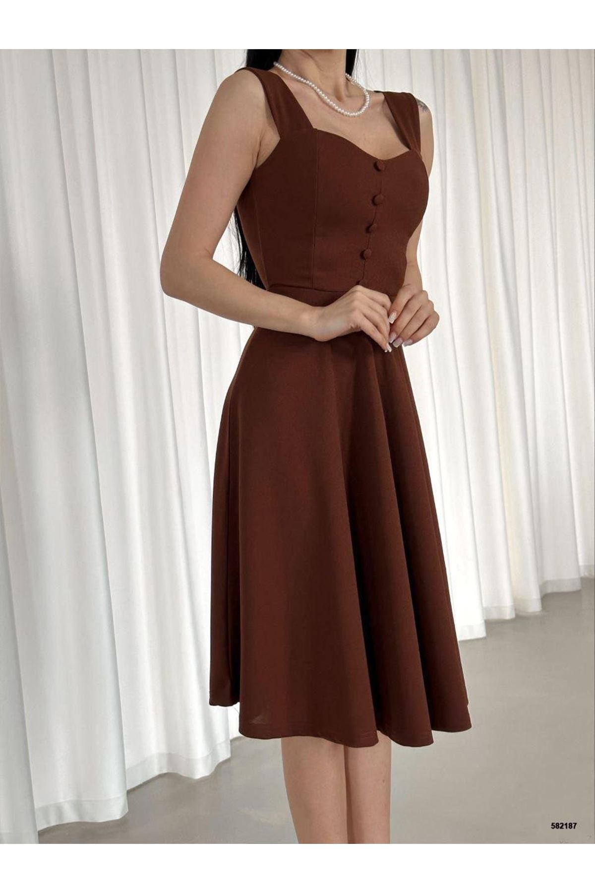 Kadın Krep Kumaş Askılı Kalp Yaka Düğme Detay Midi Boy Elbise