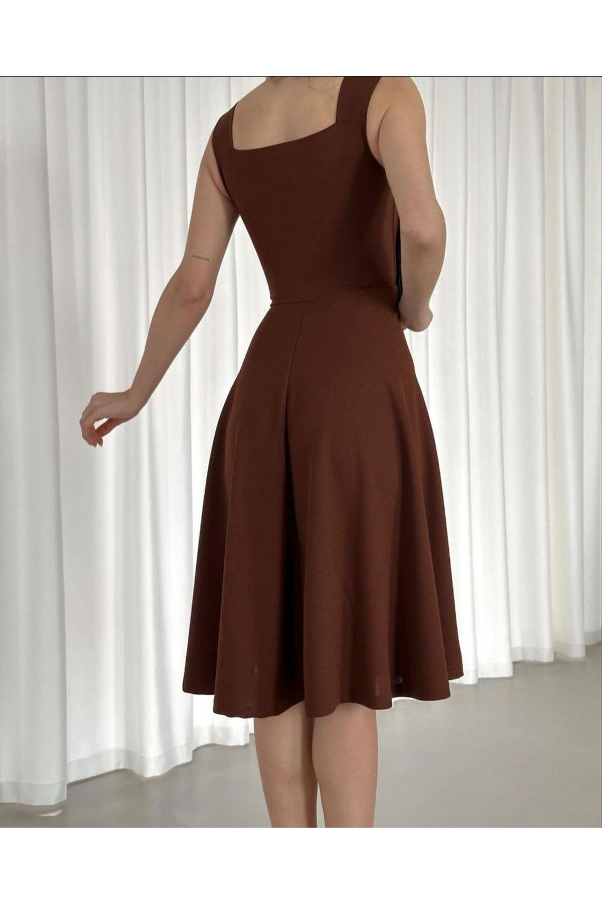 Kadın Krep Kumaş Askılı Kalp Yaka Düğme Detay Midi Boy Elbise