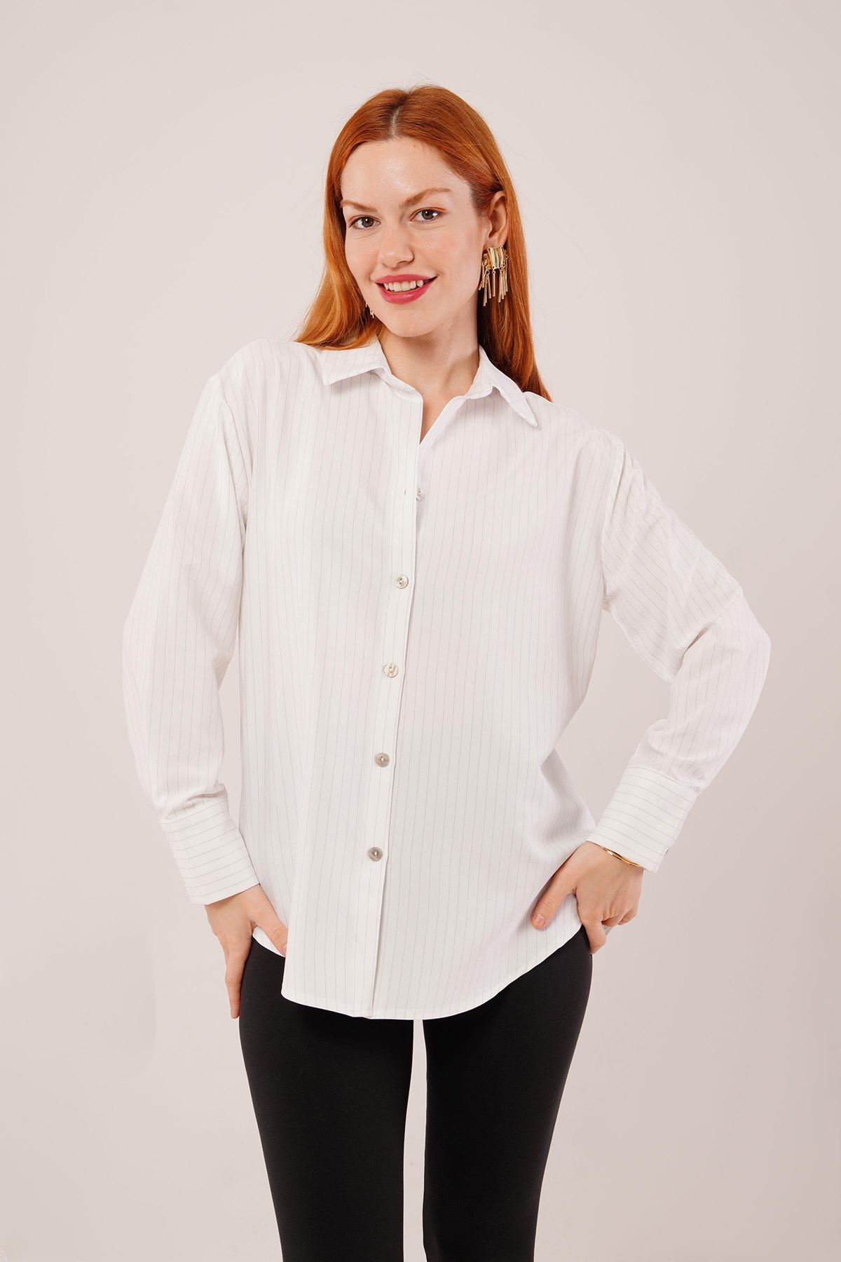 İnce Çizgi Detaylı Beyaz Gömlek