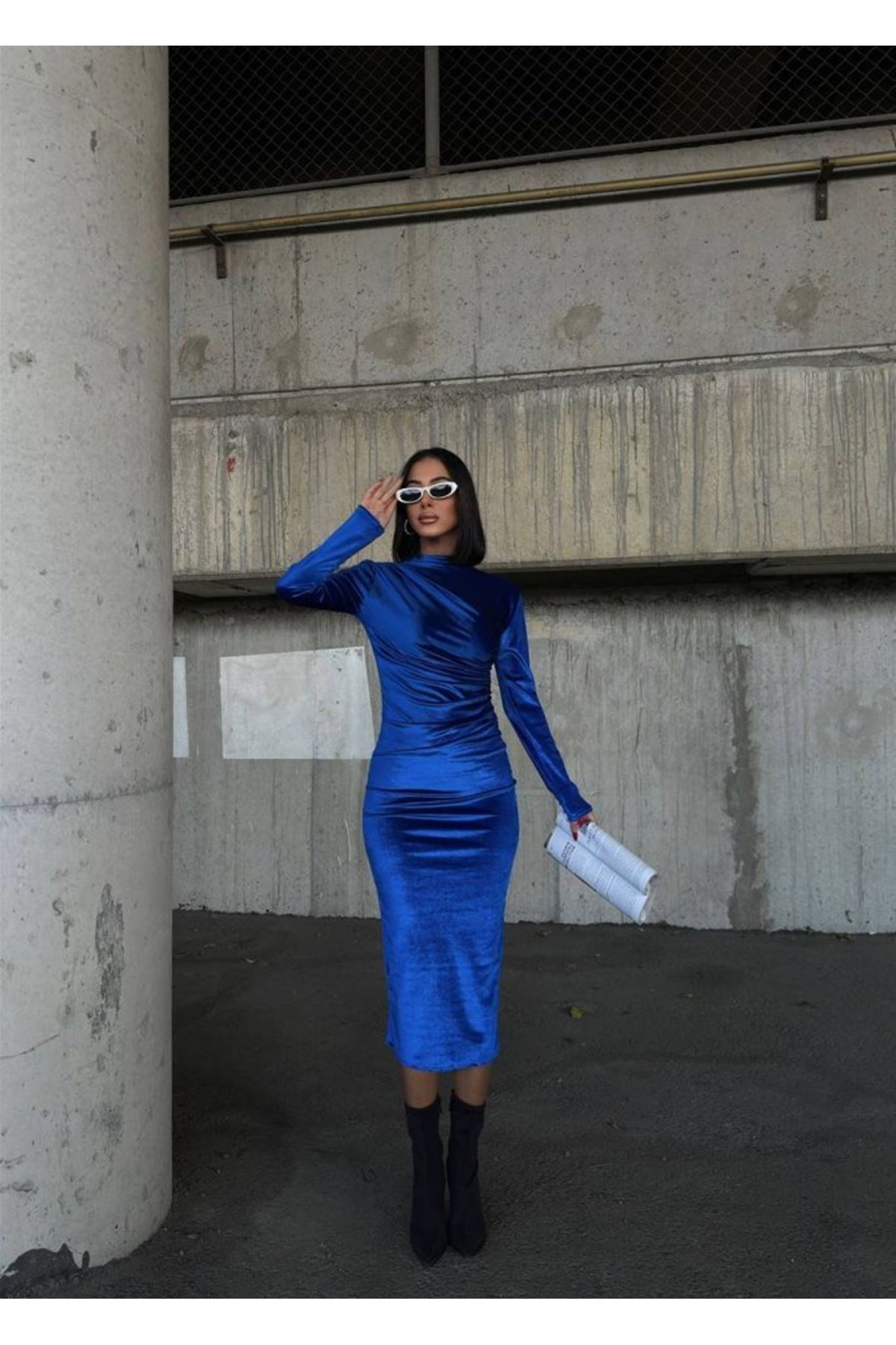 Kadın Uzun Kollu Yarım Balıkçı Yaka Büzgü Detay Kadife Kumaş Elbise