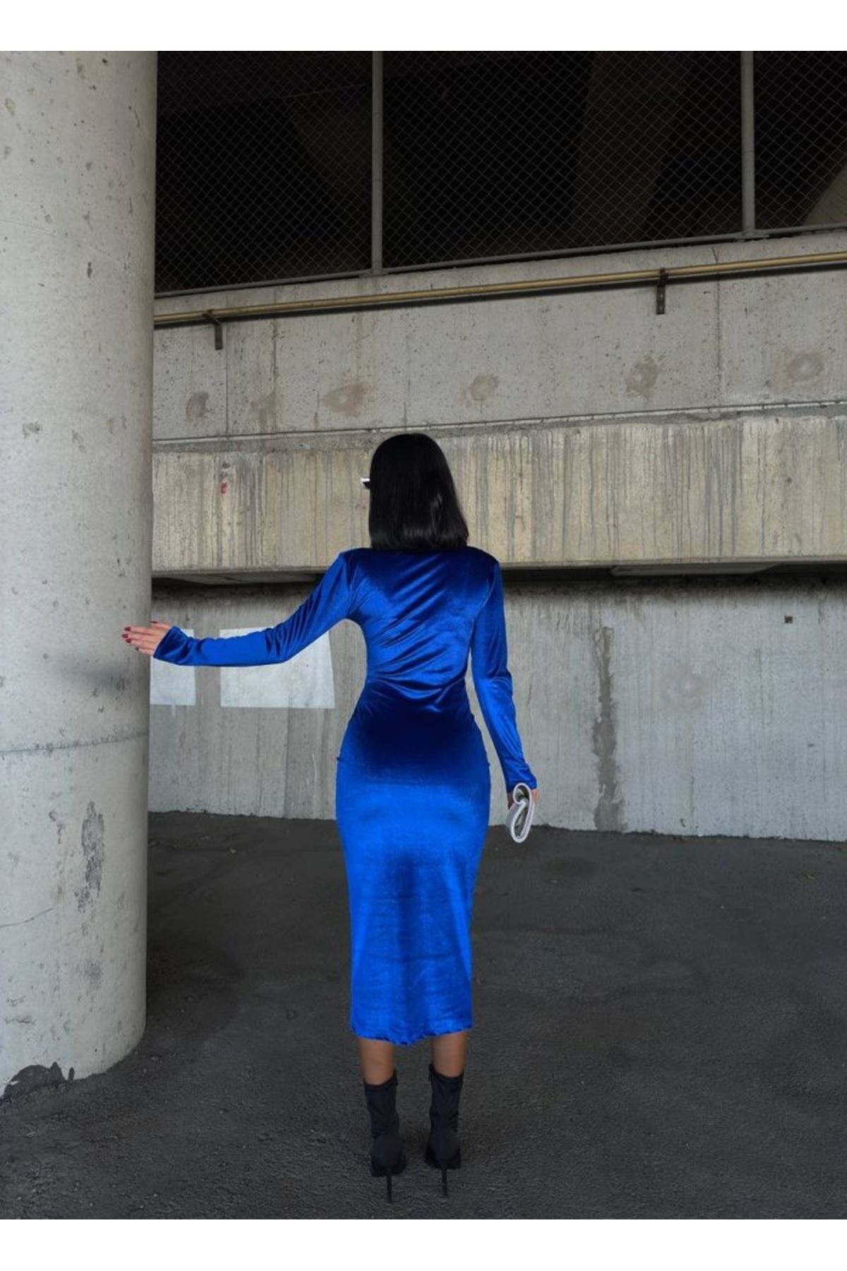 Kadın Uzun Kollu Yarım Balıkçı Yaka Büzgü Detay Kadife Kumaş Elbise