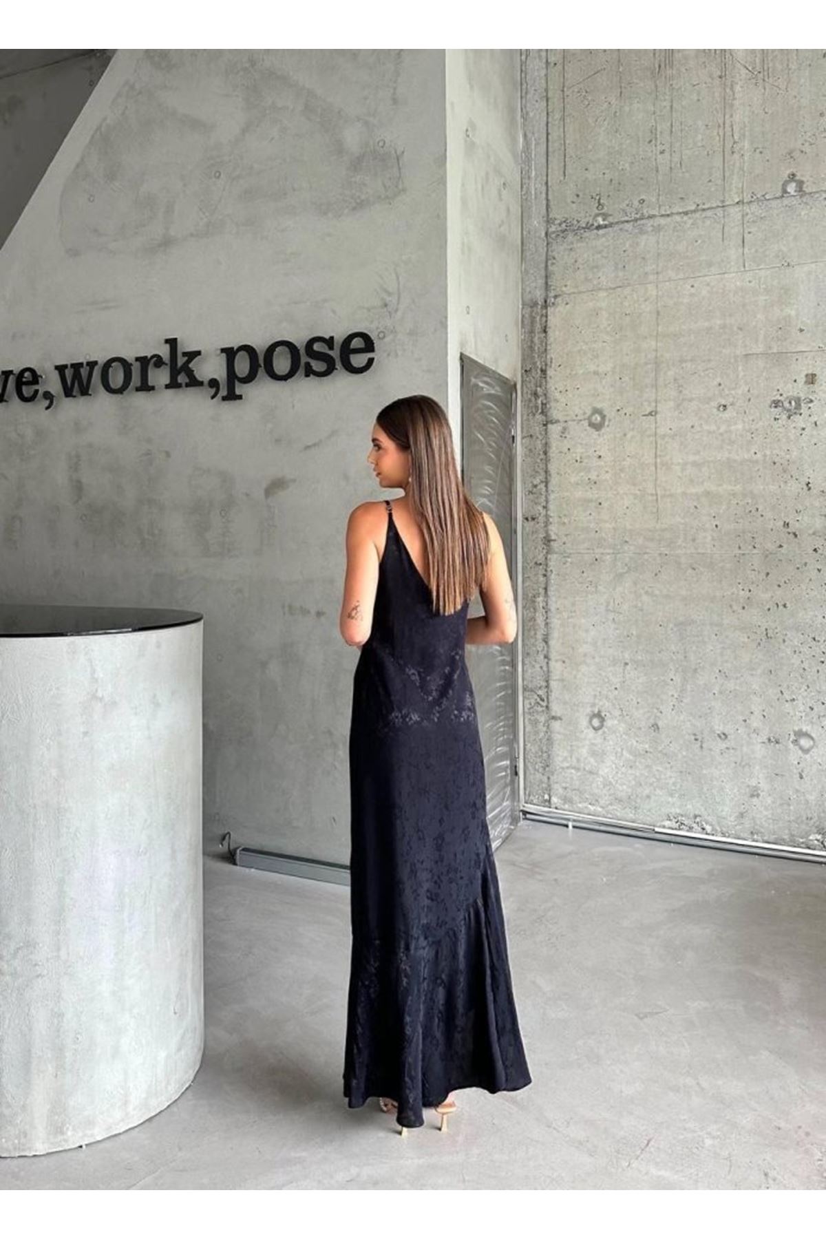 JAKARLI ASKILI SATEN ELBİSE ASİMETRİK - Siyah