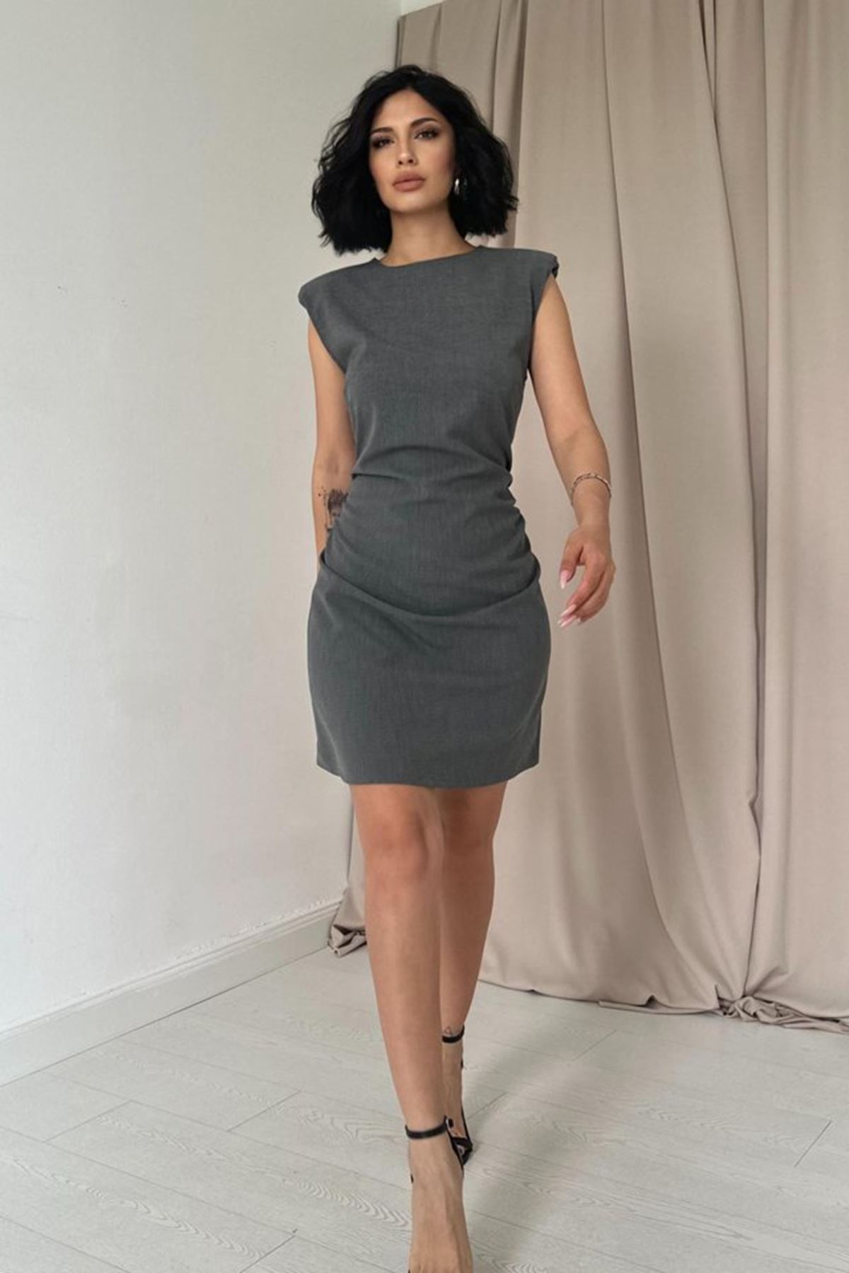 Gri Yanı Büzgülü Sıfır Kol Elbise