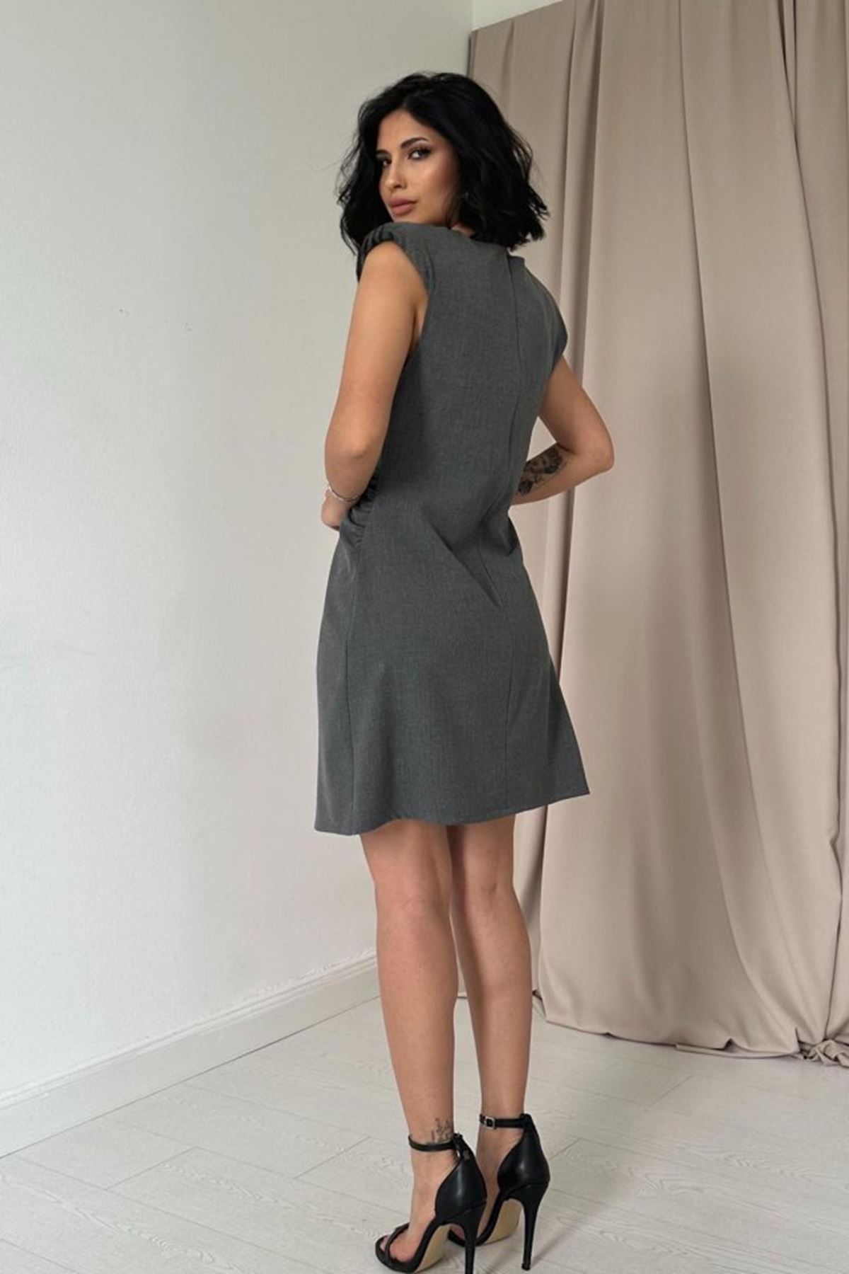 Gri Yanı Büzgülü Sıfır Kol Elbise