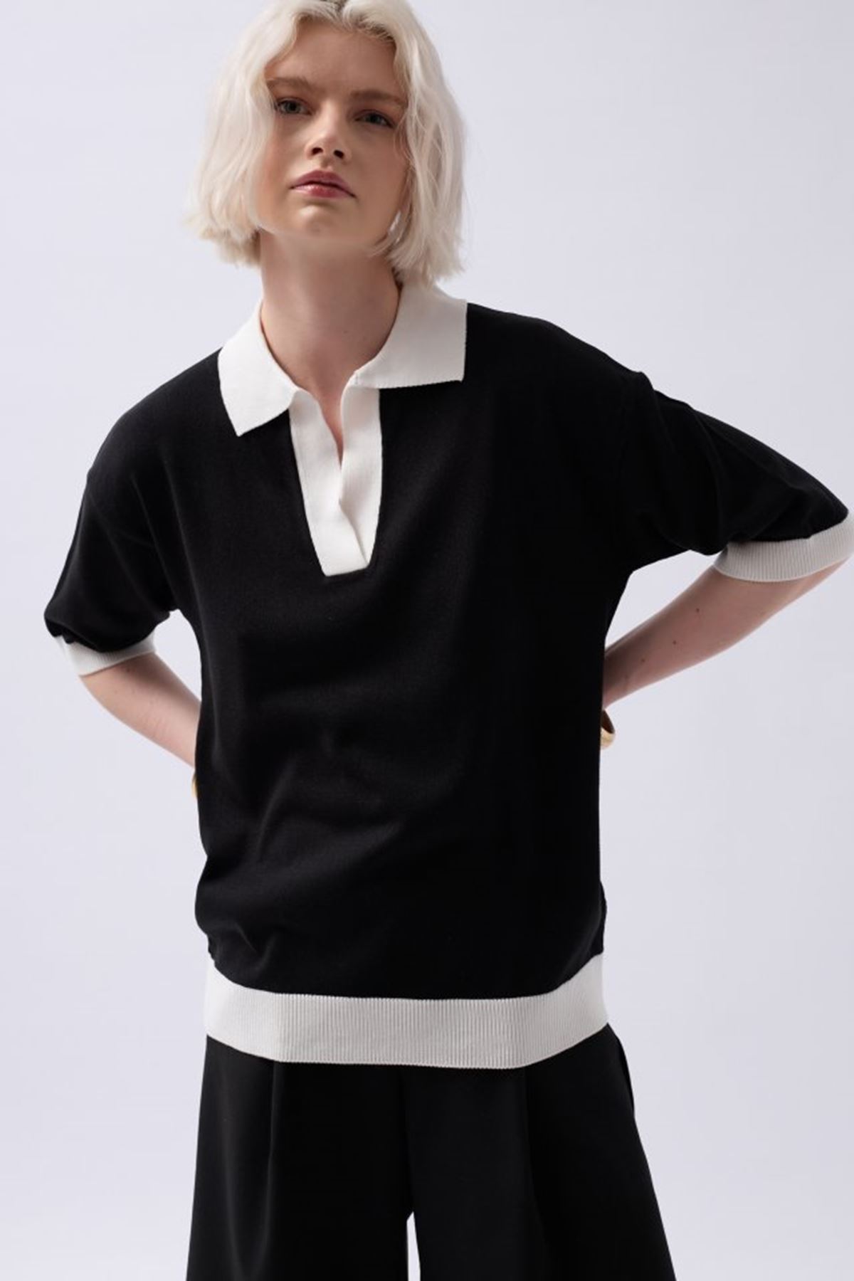 V Yaka Dokulu T-Shirt