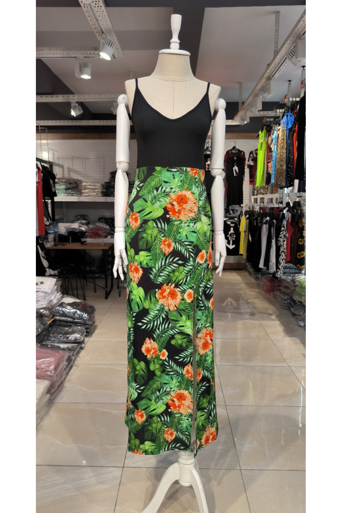 Kadın Askılı V Yaka Eteği Dijital Baskılı çiçek Desenli Yırtmaçlı Mikro Kumaş Elbise